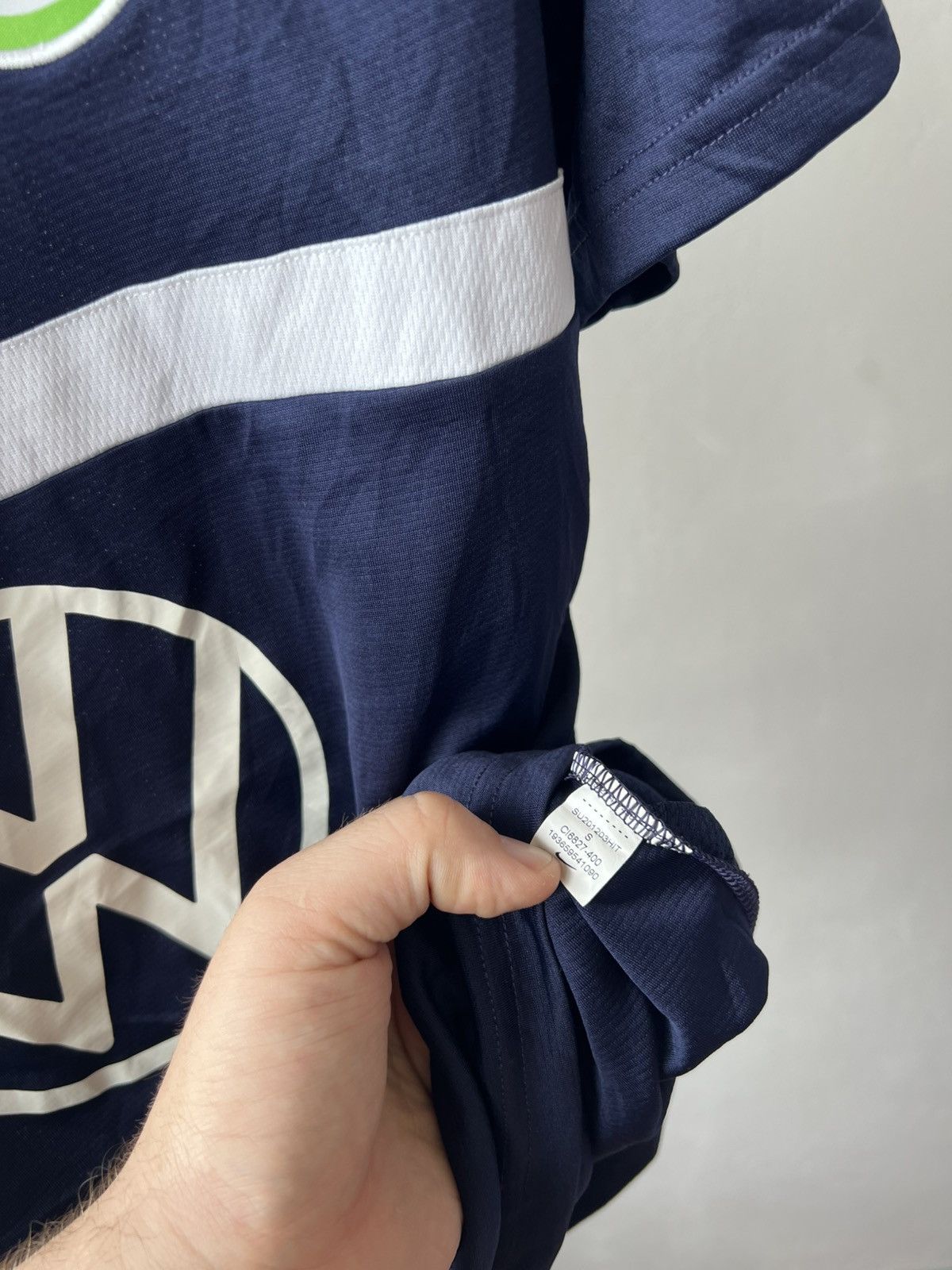 Nike 2019/20 WOLFSBURG TRAINING SOCCER JERSEY FOOTBALL SHIRT NIKE Size US S / EU 44-46 / 1 - 8 Thumbnail