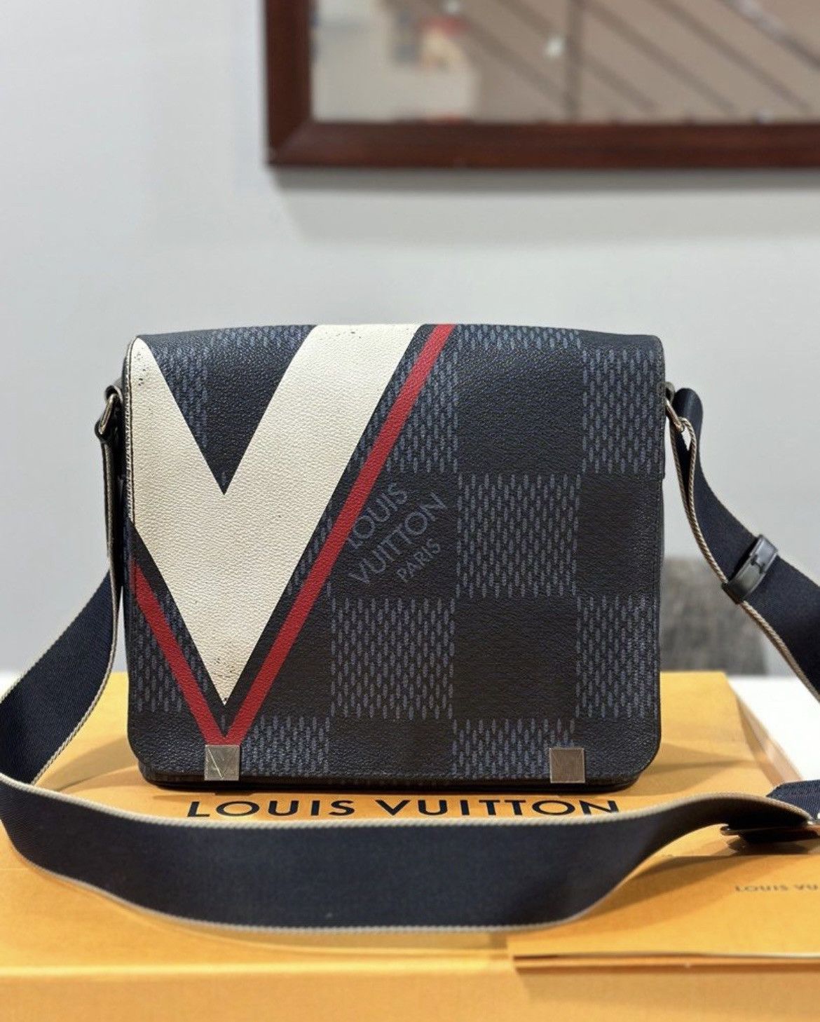 Louis Vuitton Authentic LOUIS VUITTON District Pm American cup Size ONE SIZE - 1 Thumbnail