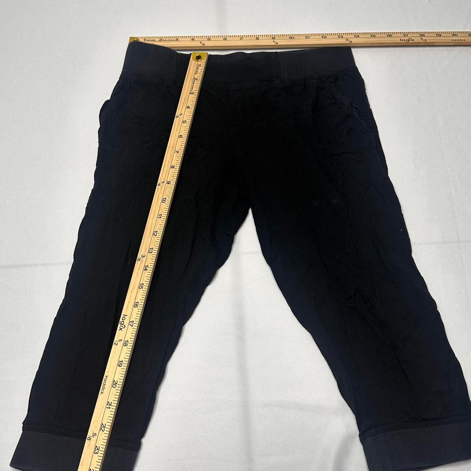 Bebe 2B Bebe Size Small Black Vintage Capris Soft & Flattering Size 27" / US 4 / IT 40 - 5 Thumbnail