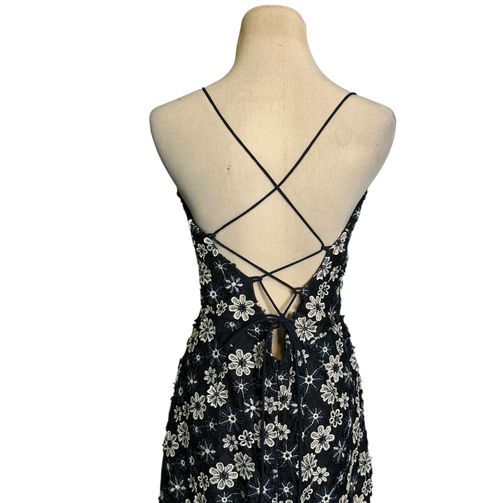 REVOLVE NBD Marilyn blue white floral embroidered mini dress size M Size M / US 6-8 / IT 42-44 - 9 Thumbnail