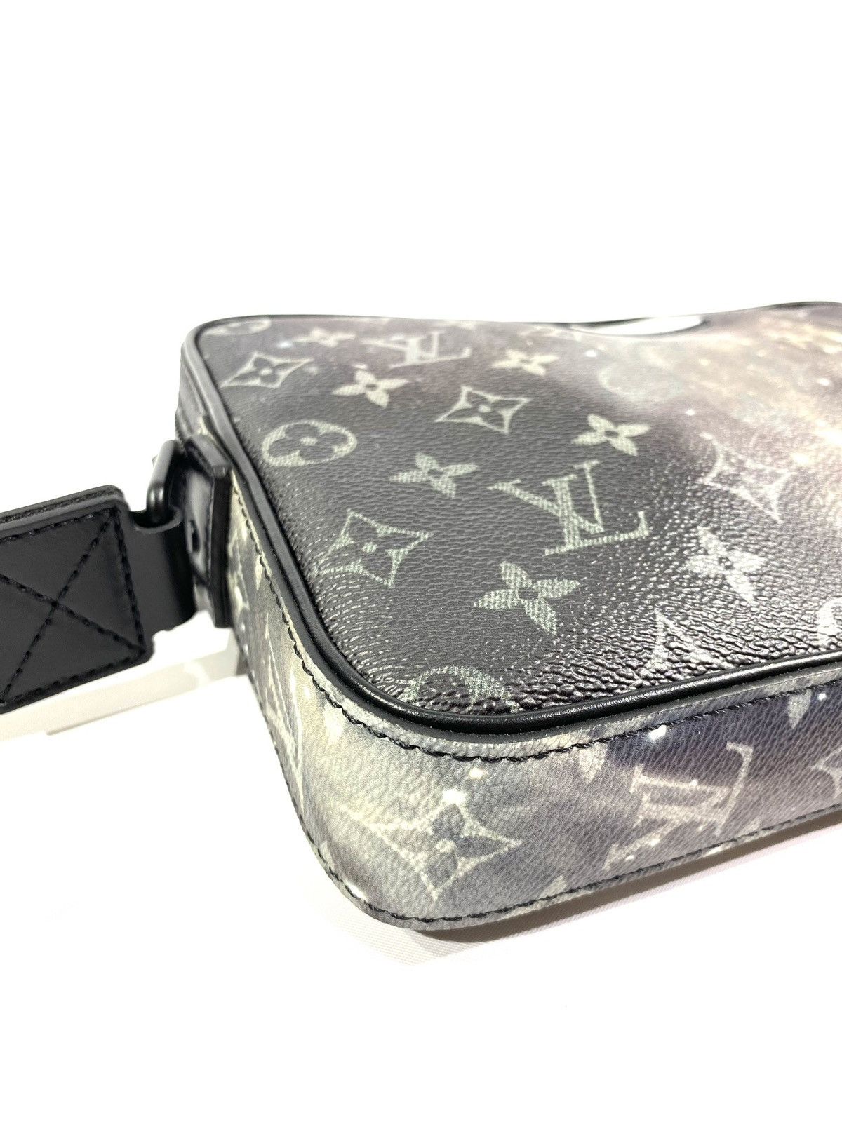 Louis Vuitton Louis Vuitton Galaxy Alpha Messenger Shoulder Bag Size ONE SIZE - 4 Thumbnail