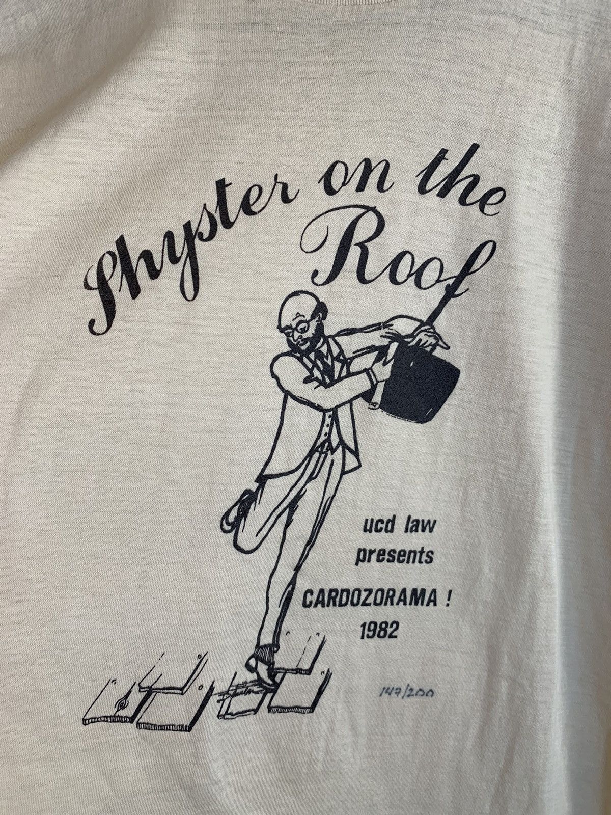 Vintage RARE* Vintage 1982 Shyster On The Roof UCD Law College Shirt Size US L / EU 52-54 / 3 - 2 Thumbnail