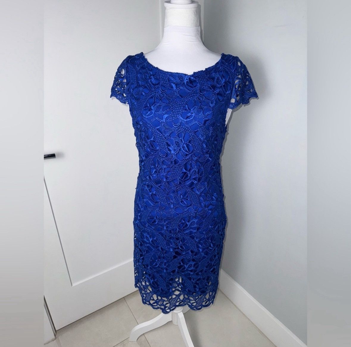 Alice + Olivia Alice + Olivia Clover Lace Backless Guipure Dress/ US 2-4 Size S / US 4 / IT 40 - 2 Thumbnail
