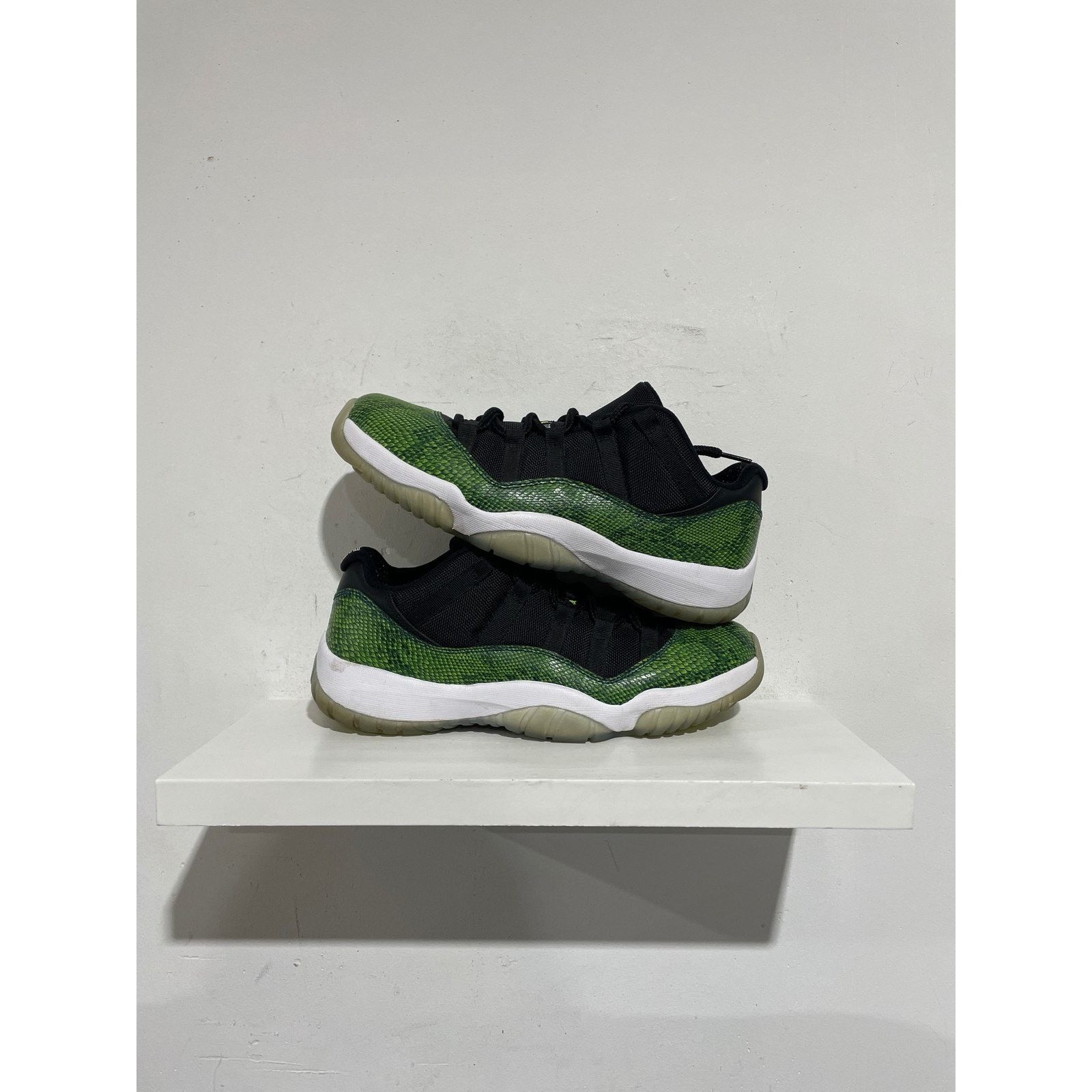 Nike NIKE JORDAN 11 LOW GREEN SNAKESKIN SIZE 10 PREOWNED Size US 10 / EU 43 - 1 Thumbnail