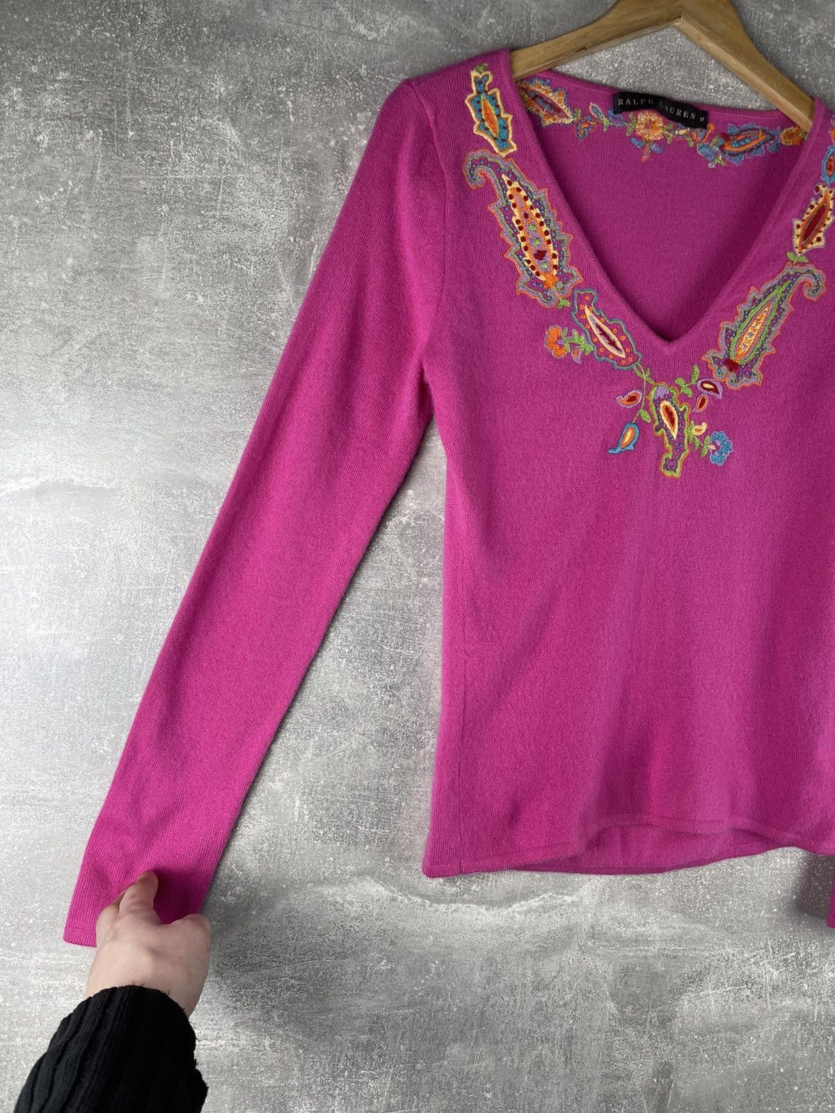 Ralph Lauren Black Label Ralph Lauren Black Label Cashmere Embroidered V-Neck Sweater Size M / US 6-8 / IT 42-44 - 4 Thumbnail