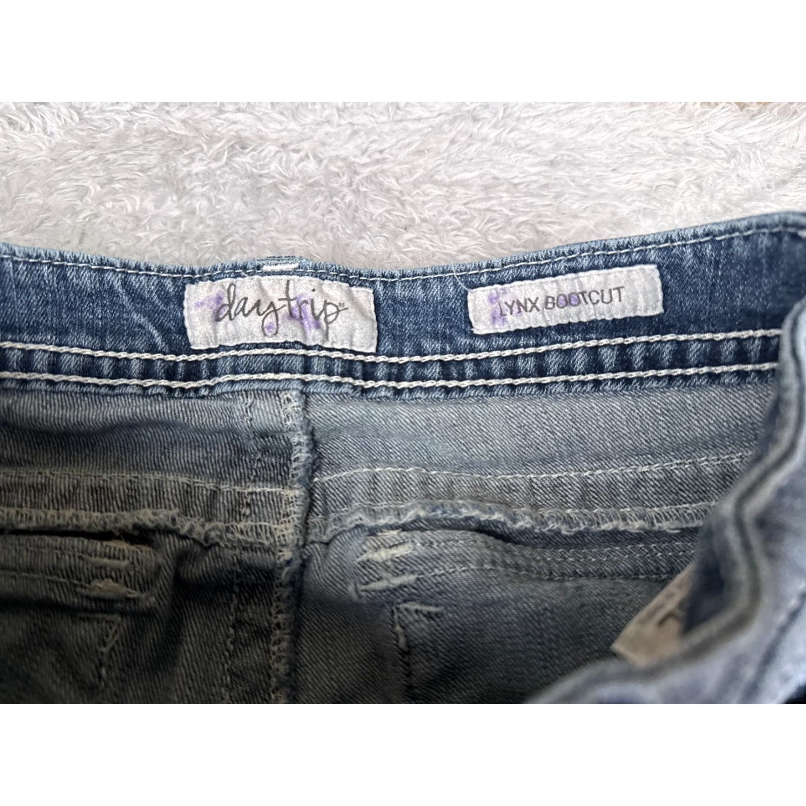 Vintage Daytrip Women's Blue Denim Jeans 28x31 Bootcut Low Rise Stretch Cotton Vintage 90s Designer Size 28" / US 6 / IT 42 - 6 Thumbnail