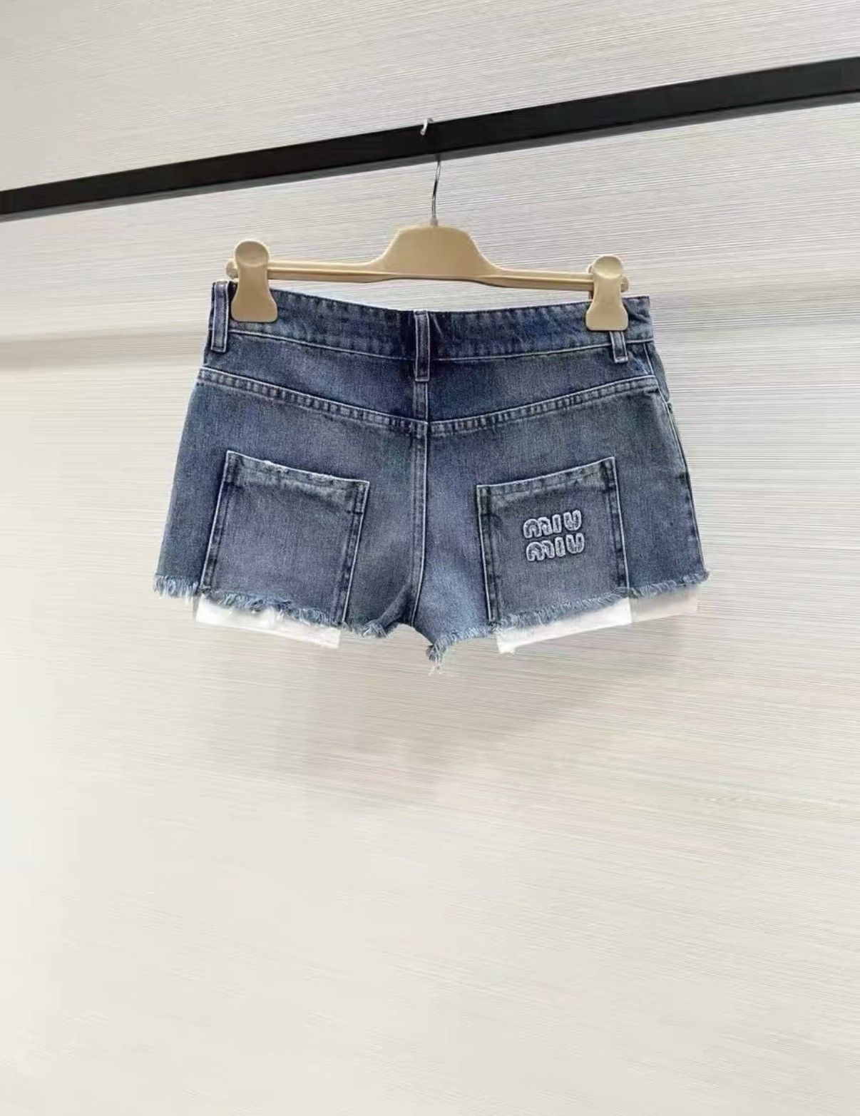 Miu Miu Miu Miu Stylish Blue Low-Rise Raw Hem Denim Shorts J33 Size 25" / US 0 / IT 36 - 2 Thumbnail