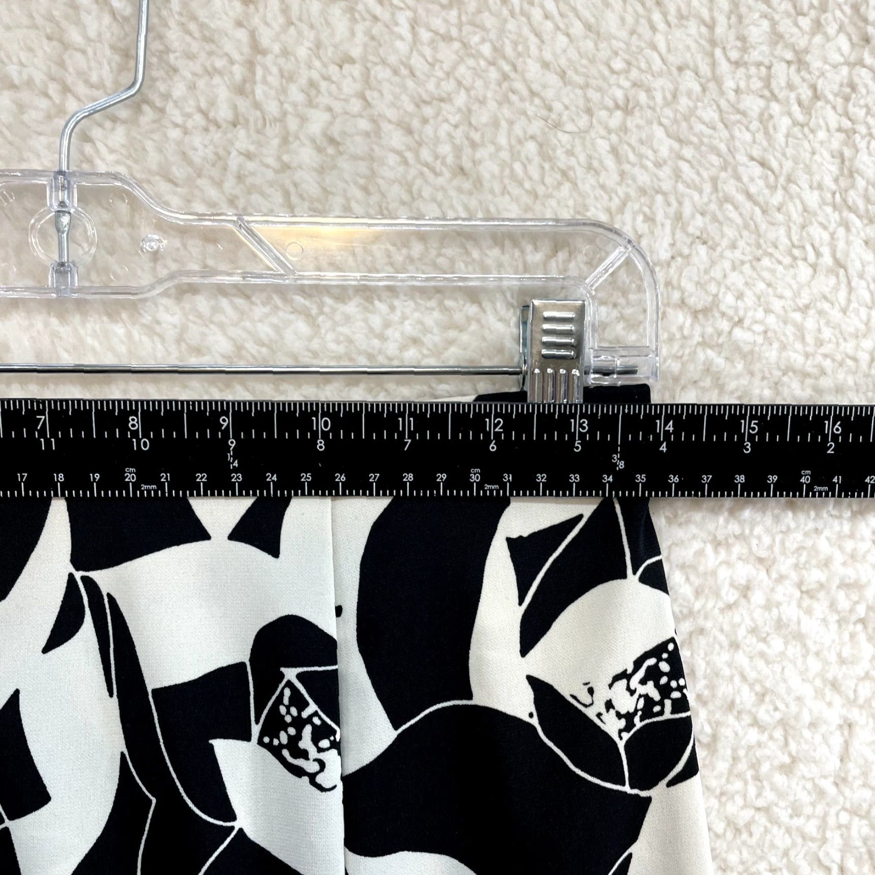 Express VINTAGE Express Skirt S Black White Rose Floral Office Small Slinky Stretch Women's XS (fits S) Size 28" / US 6 / IT 42 - 4 Thumbnail
