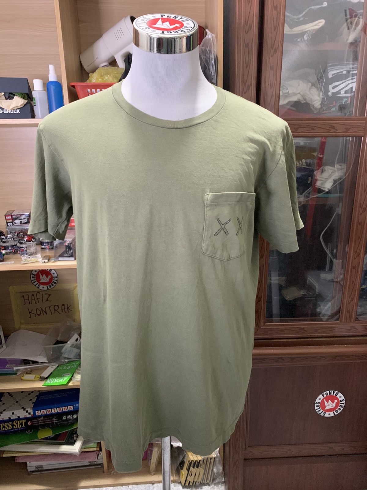 Japanese Brand Vintage Uniclo Collab kaws pocket tee Size US XL / EU 56 / 4 - 1 Thumbnail