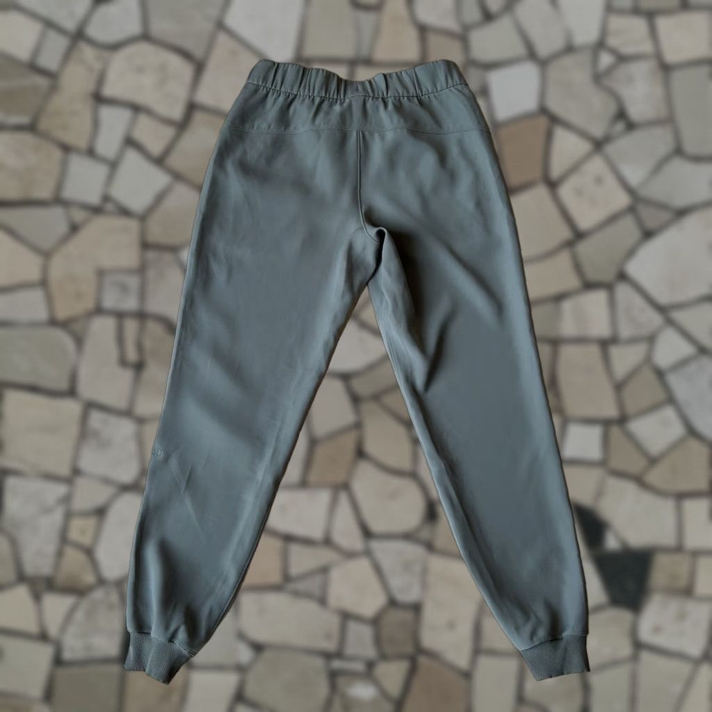 Lululemon Lululemon Luxtreme Jogger Taupe Women’s 6 Regular Inseam 27 Pockets Machine Washable Ta op? Size 28" / US 6 / IT 42 - 1 Thumbnail