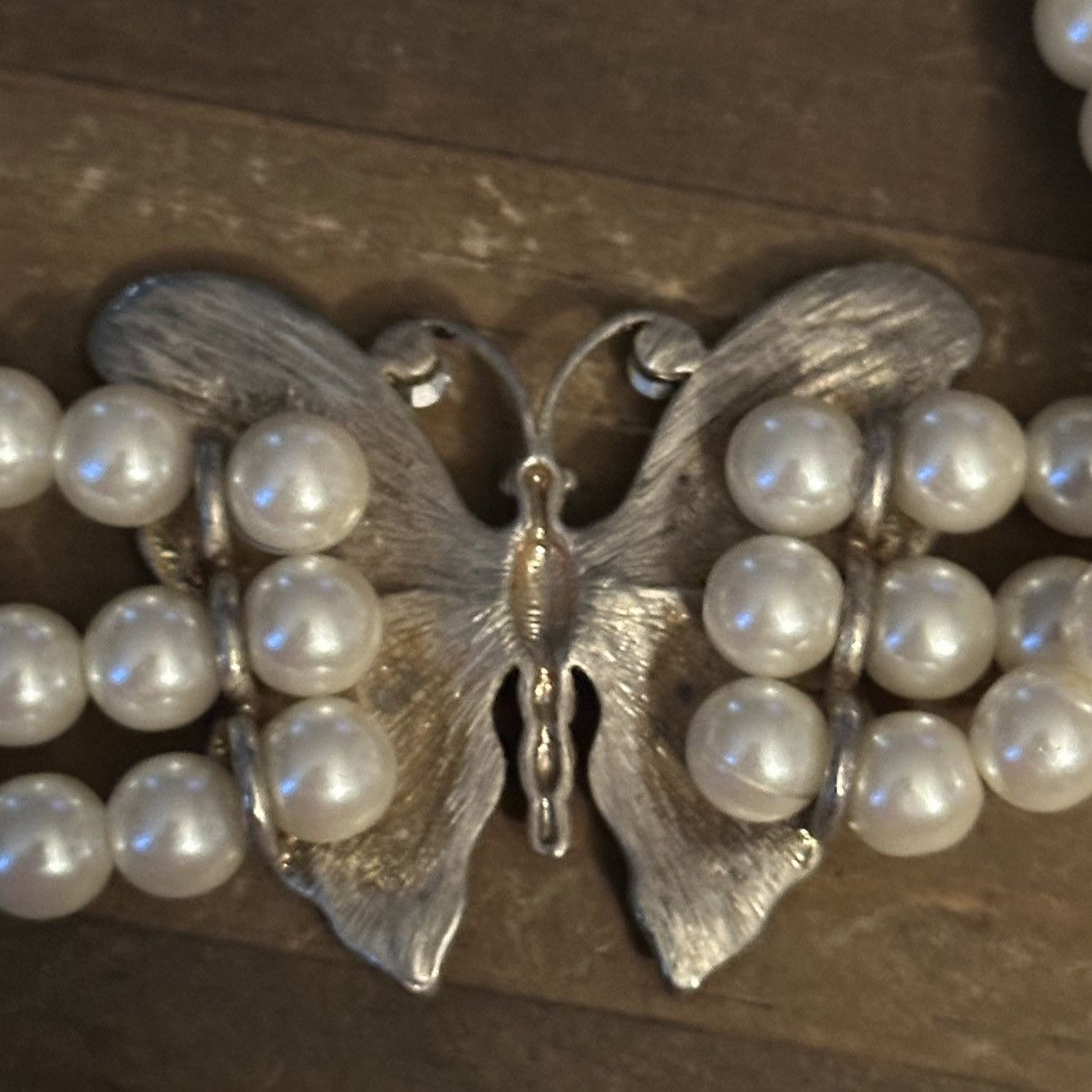 Vintage Vintage triple strand pearl rhinestone butterfly necklace Size ONE SIZE - 4 Thumbnail