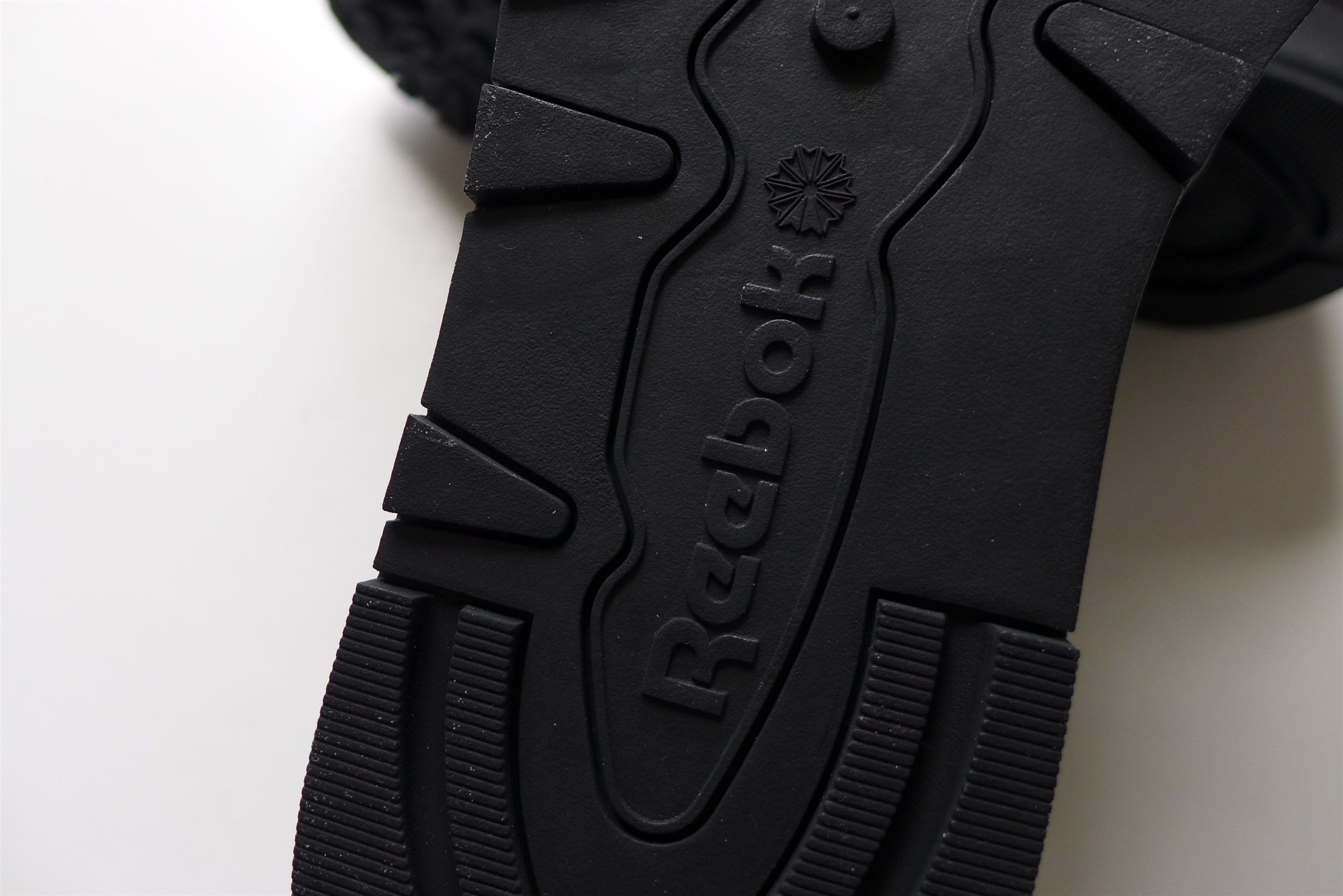 Maison Margiela Magiela x Reebok Tabi Black Classic Leather DQ Sneakers Size US 11 / EU 44 - 16 Thumbnail