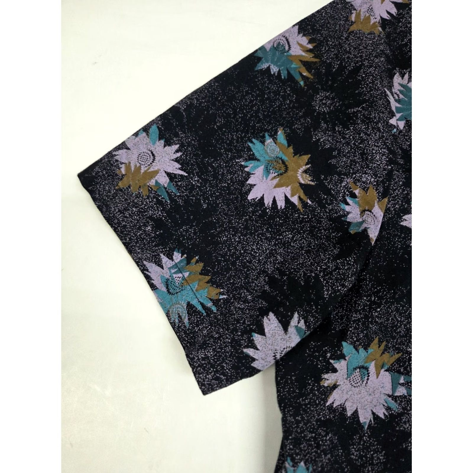 Volcom Volcom Men’s Short Sleeve Button Up Floral Shirt Blk/Purple Size M Button-Up Casual Beach Hawaiian 90s Mens Size US M / EU 48-50 / 2 - 7 Thumbnail