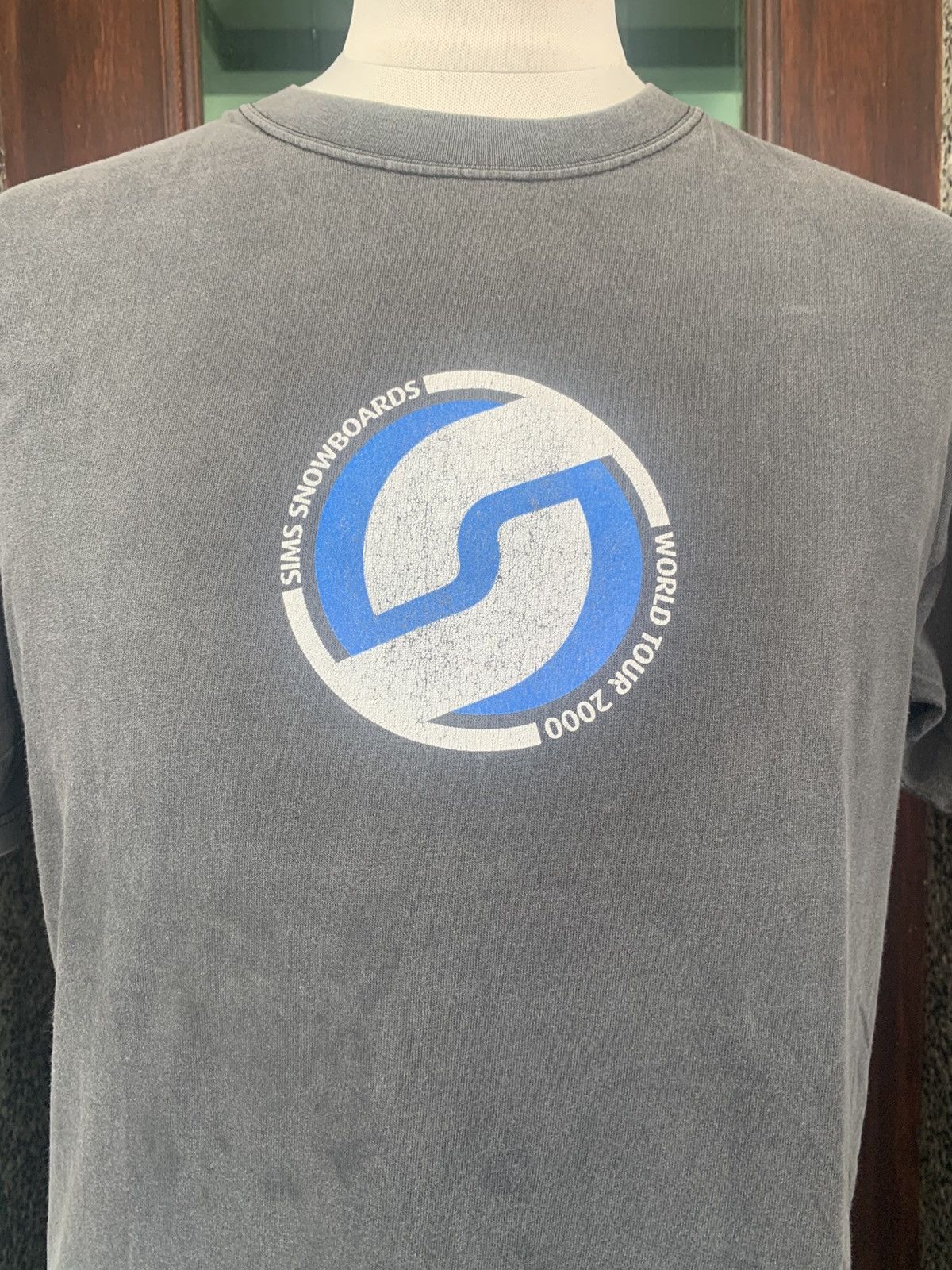 Vintage Vintage 2000 Sims Snowboards World Tour T shirt Size US M / EU 48-50 / 2 - 4 Thumbnail