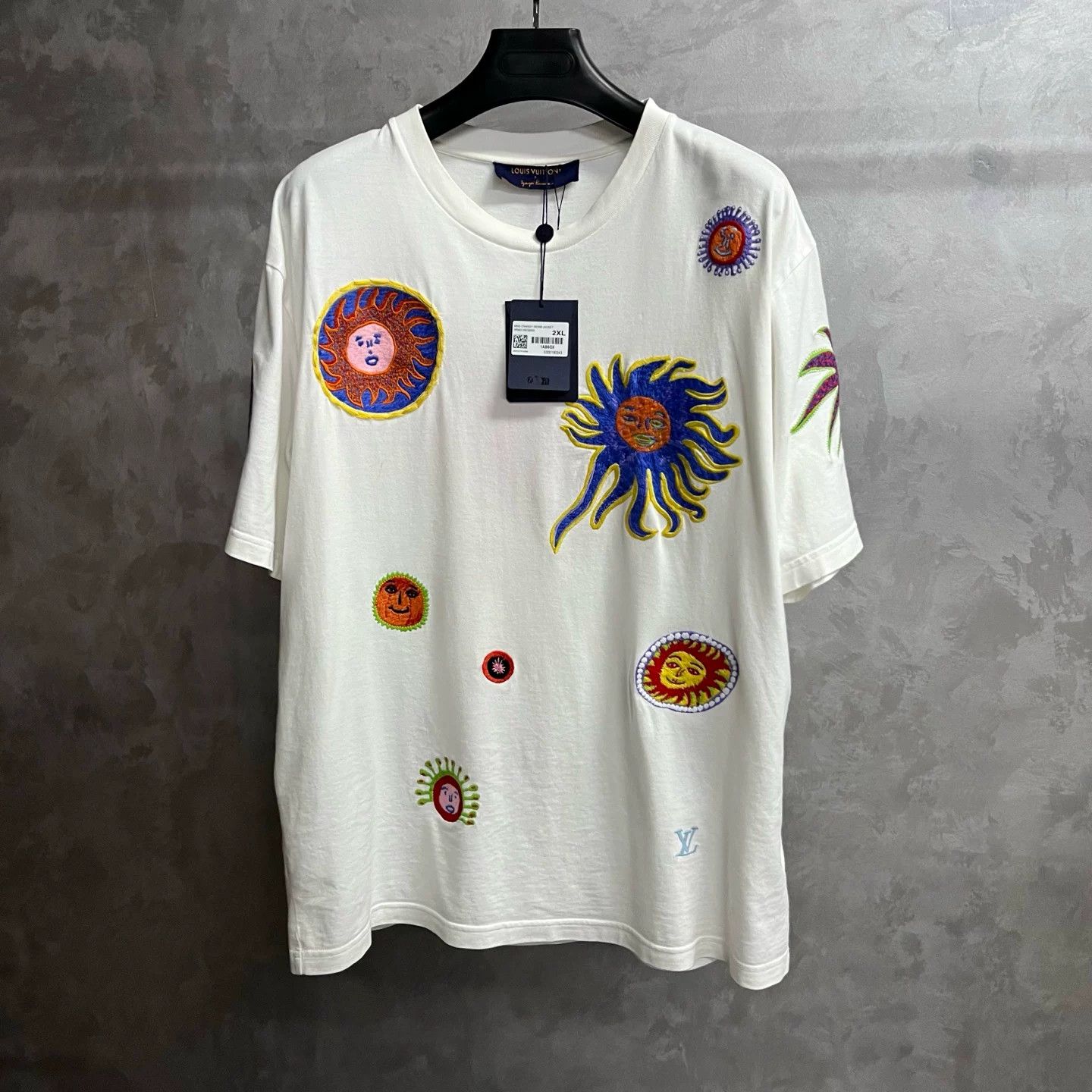 Louis Vuitton Louis Vuitton Embroidered Graphic White T-Shirt XXL Women Size XXL / US 16-18 / IT 52-54 - 1 Thumbnail