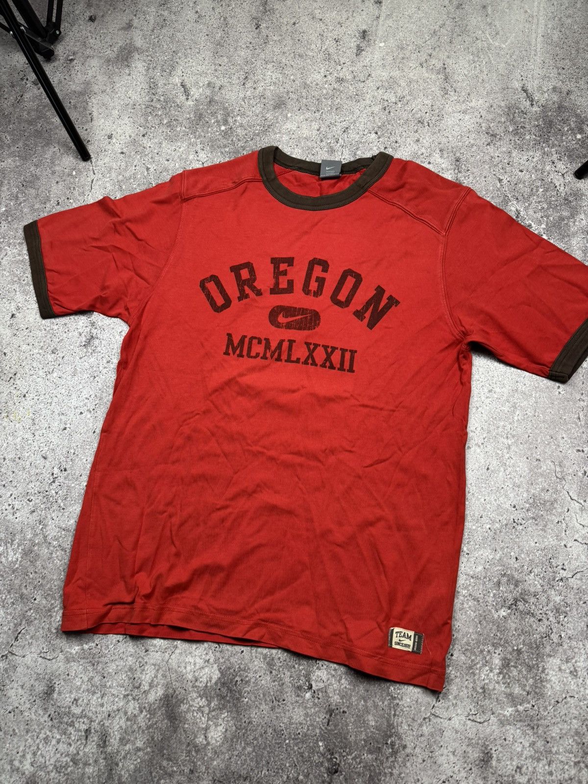 Nike Vintage Nike Oregon Y2K Big Logo T Shirt Streetwear Size US L / EU 52-54 / 3 - 2 Thumbnail