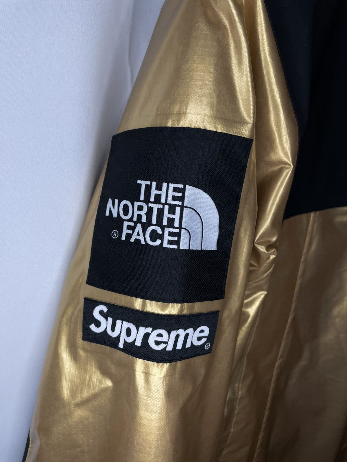 Supreme × The North Face Supreme x TNF Metallic Gold Mountain Parka Size US M / EU 48-50 / 2 - 6 Thumbnail