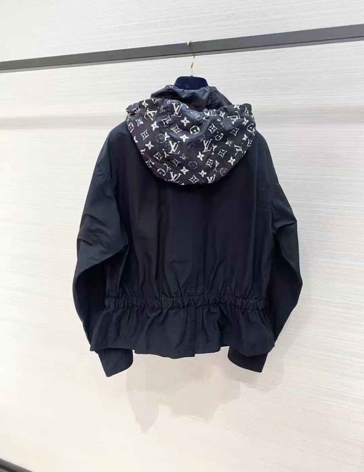 Louis Vuitton Louis Vuitton Hooded Windbreaker Jacket J33 Size M / US 6-8 / IT 42-44 - 2 Thumbnail
