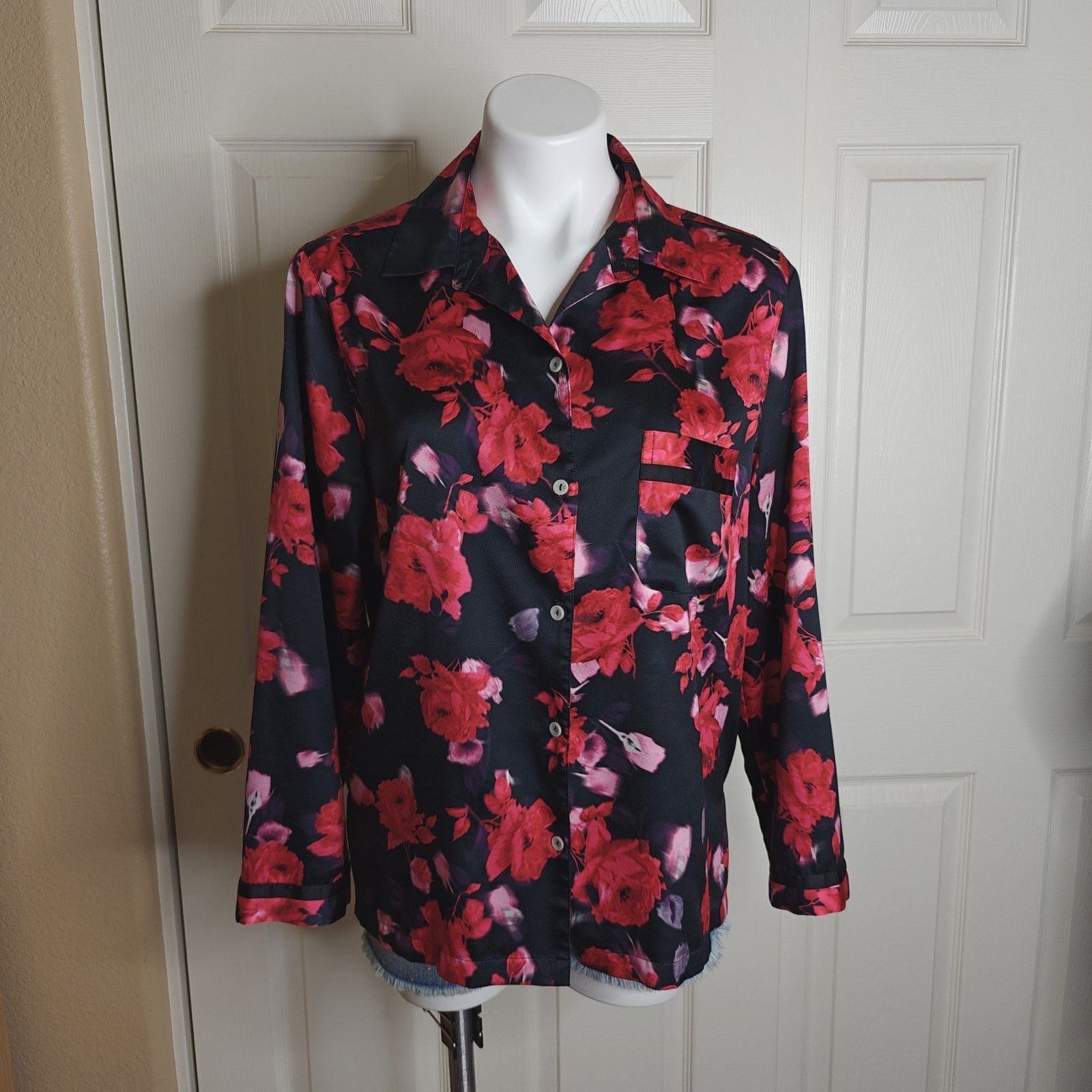 Victoria's Secret Victoria's Secret satin rose floral pajama top sz M Size ONE SIZE - 1 Thumbnail