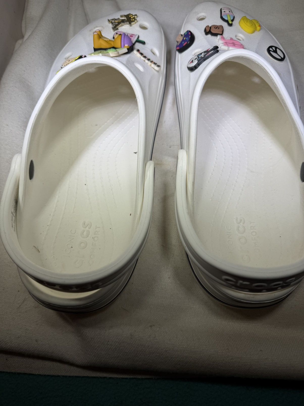 Crocs PreOwned Crocs White With Charms Men's 12 Size US 12 / EU 45 - 6 Thumbnail