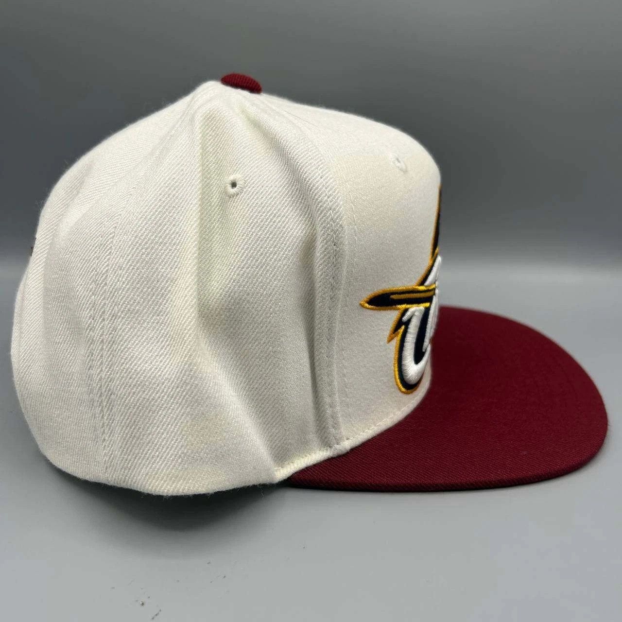 Mitchell & Ness Cleveland Cavaliers Cavs Hat Men White Red Snap Back Cap Size ONE SIZE - 3 Thumbnail