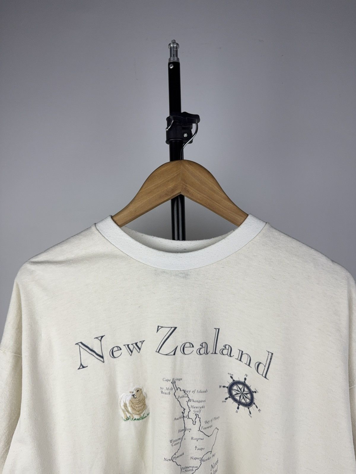 The Mountain Vintage Retro Travel 90s New Zealand Graphic logo Tee Shirt Size US XL / EU 56 / 4 - 2 Thumbnail