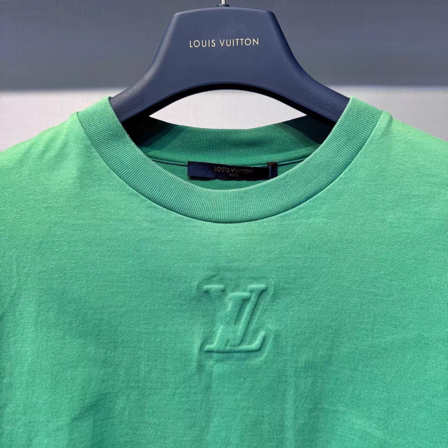 Louis Vuitton Louis Vuitton Green Embossed Logo Short Sleeve L New Size US L / EU 52-54 / 3 - 3 Thumbnail