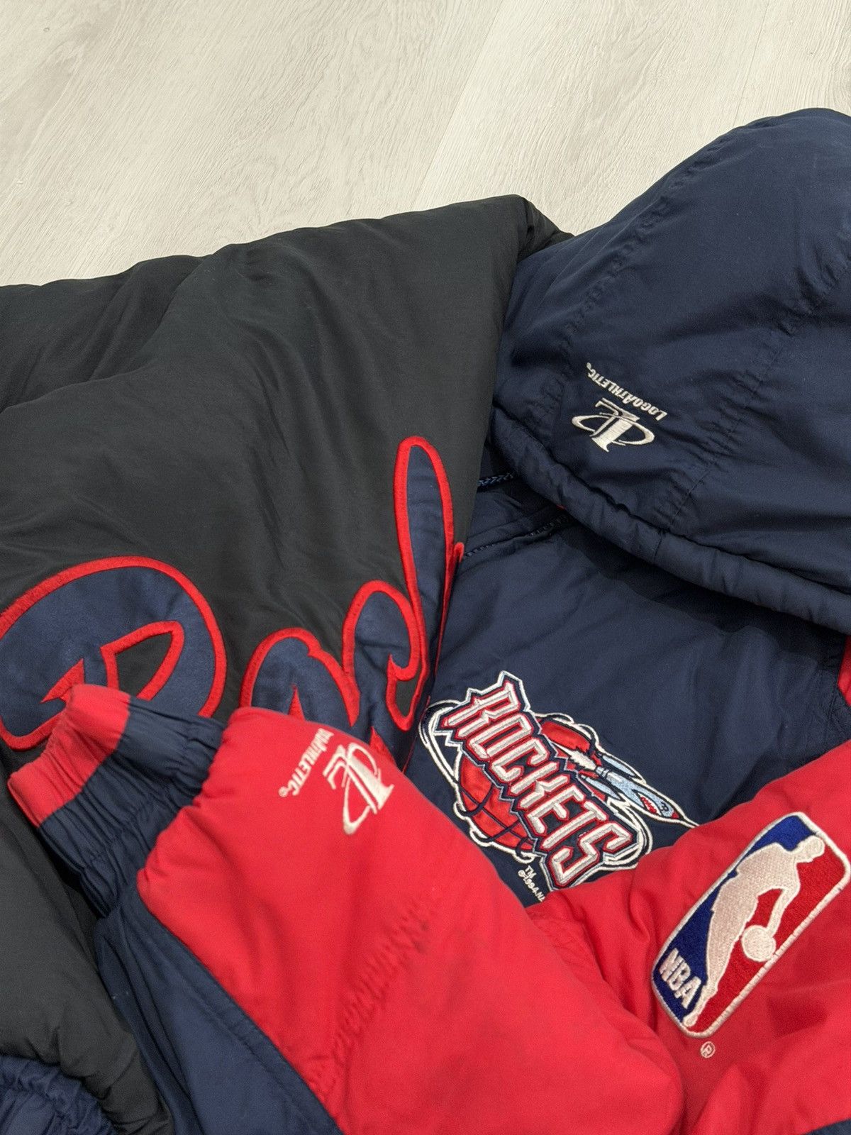 Logo Athletic Vintage 90s Houston Rockets Logo Athletic Puffer Jacket XL Size US XL / EU 56 / 4 - 7 Thumbnail