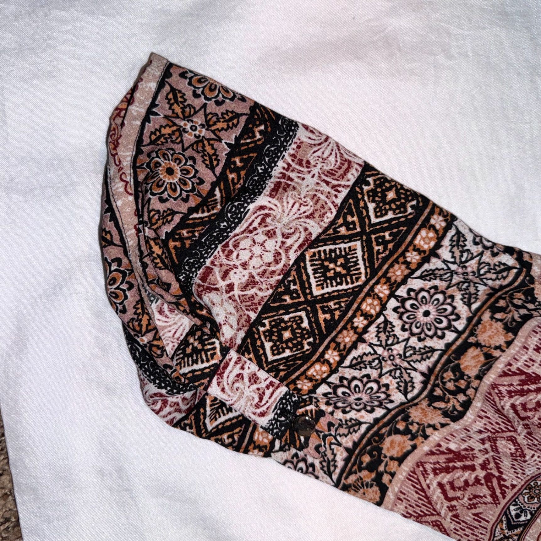 Forever 21 FOREVER 21 Women's M Brown Paisley Roll Tab Sleeve Top Flowy Blouse Open V Back Shirt Women M Brown Paisley Roll Tab Sleeve Top Size M / US 6-8 / IT 42-44 - 3 Thumbnail