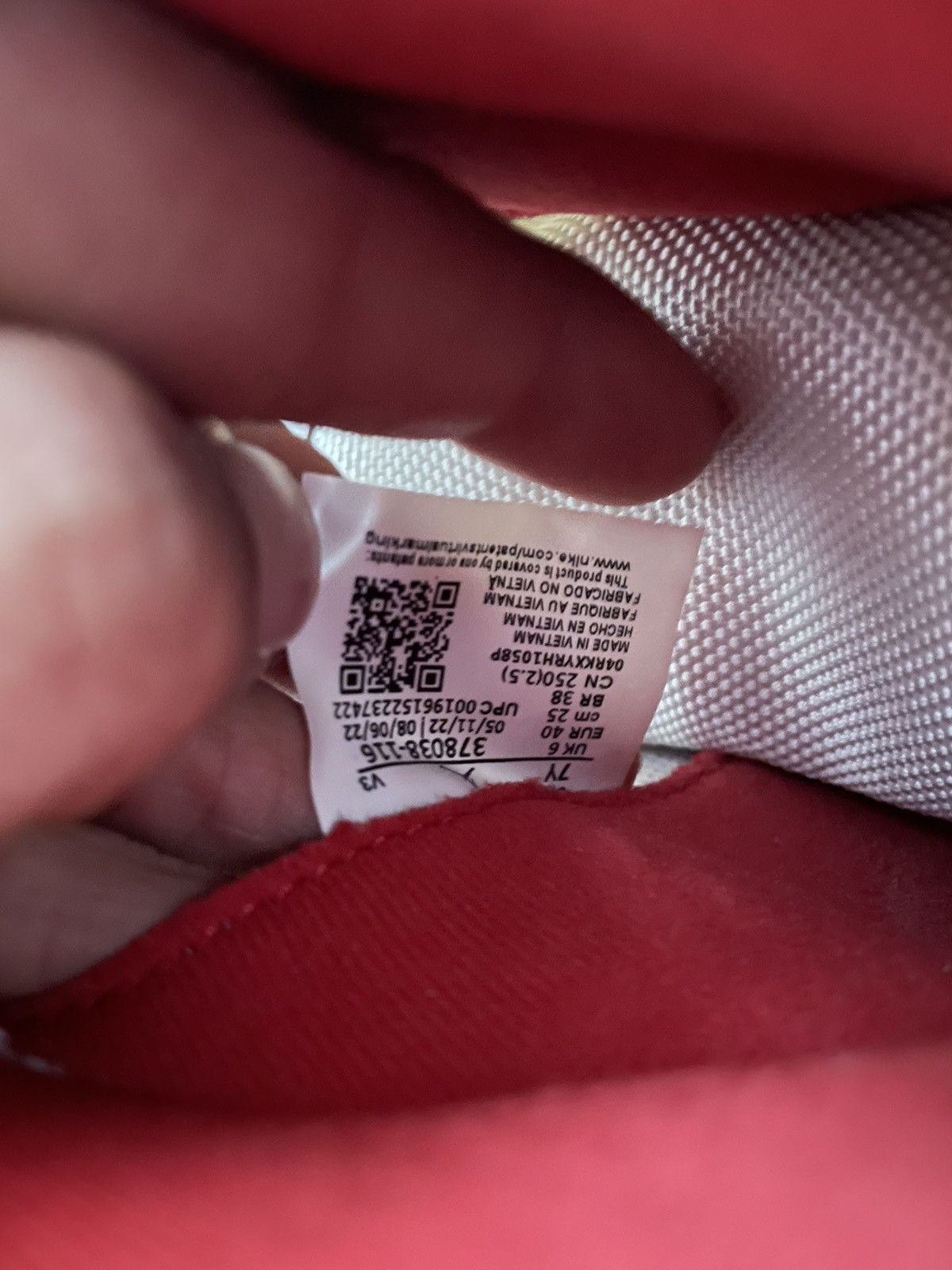 Jordan Brand Jordan 11 Cherry GS Size US 7 / EU 40 - 10 Thumbnail