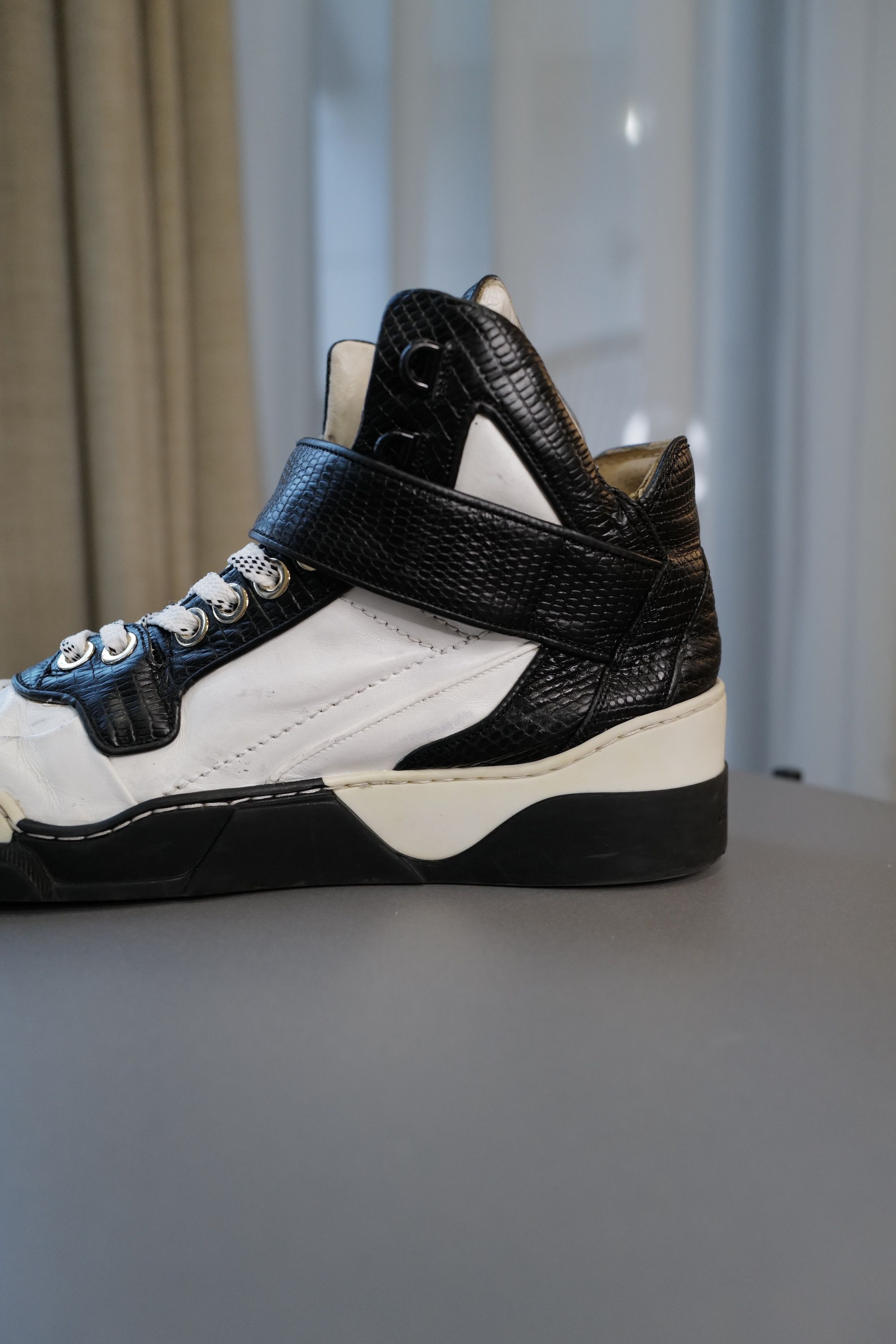 Givenchy Givenchy Hi Top Leather Sneakers Size US 8 / EU 41 - 14 Thumbnail