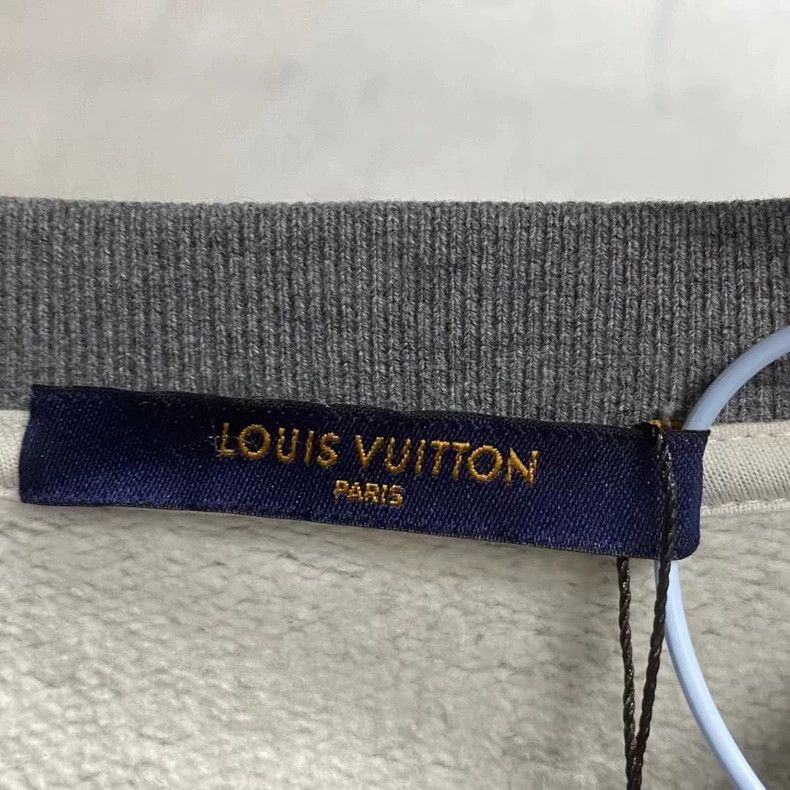 Louis Vuitton Louis Vuitton Grey Twisted Letter long sleeves Size US XXL / EU 58 / 5 - 3 Thumbnail
