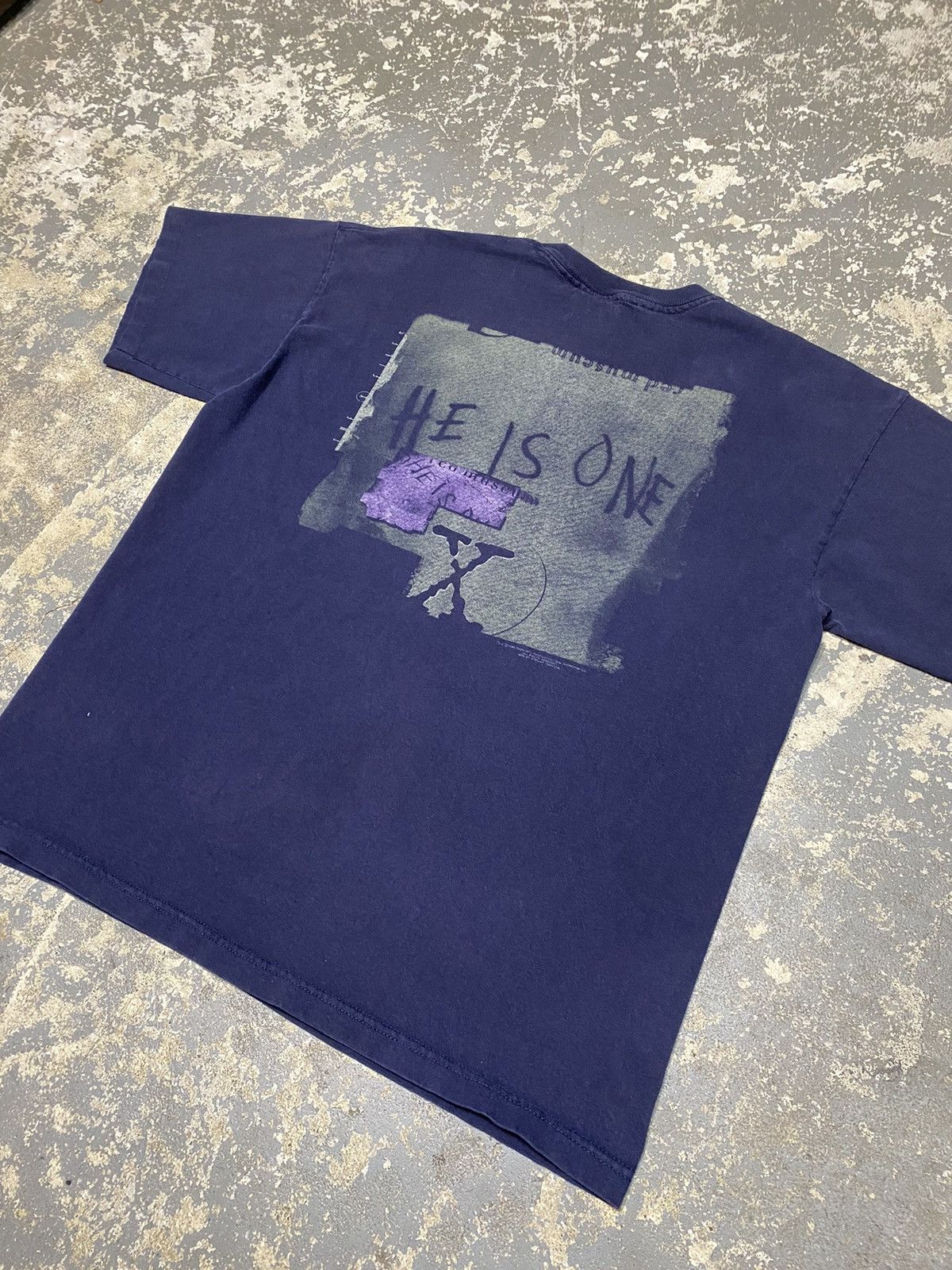 Vintage Vintage X-Files He Is One Stanley Desantis Tshirt Size US L / EU 52-54 / 3 - 8 Thumbnail
