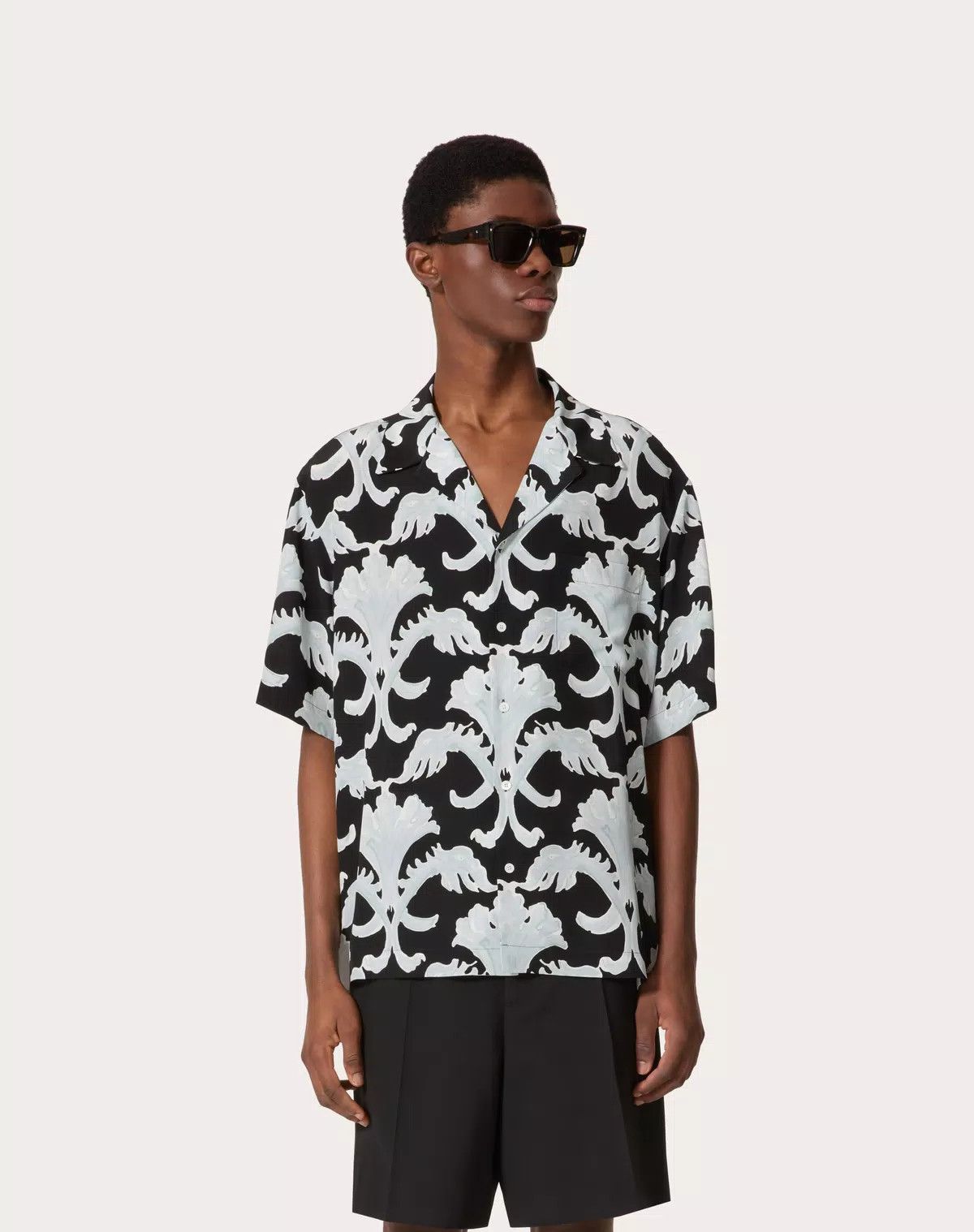 Valentino oc11z0725 Silk Bowling Shirt in Black/White Size US L / EU 52-54 / 3 - 5 Thumbnail