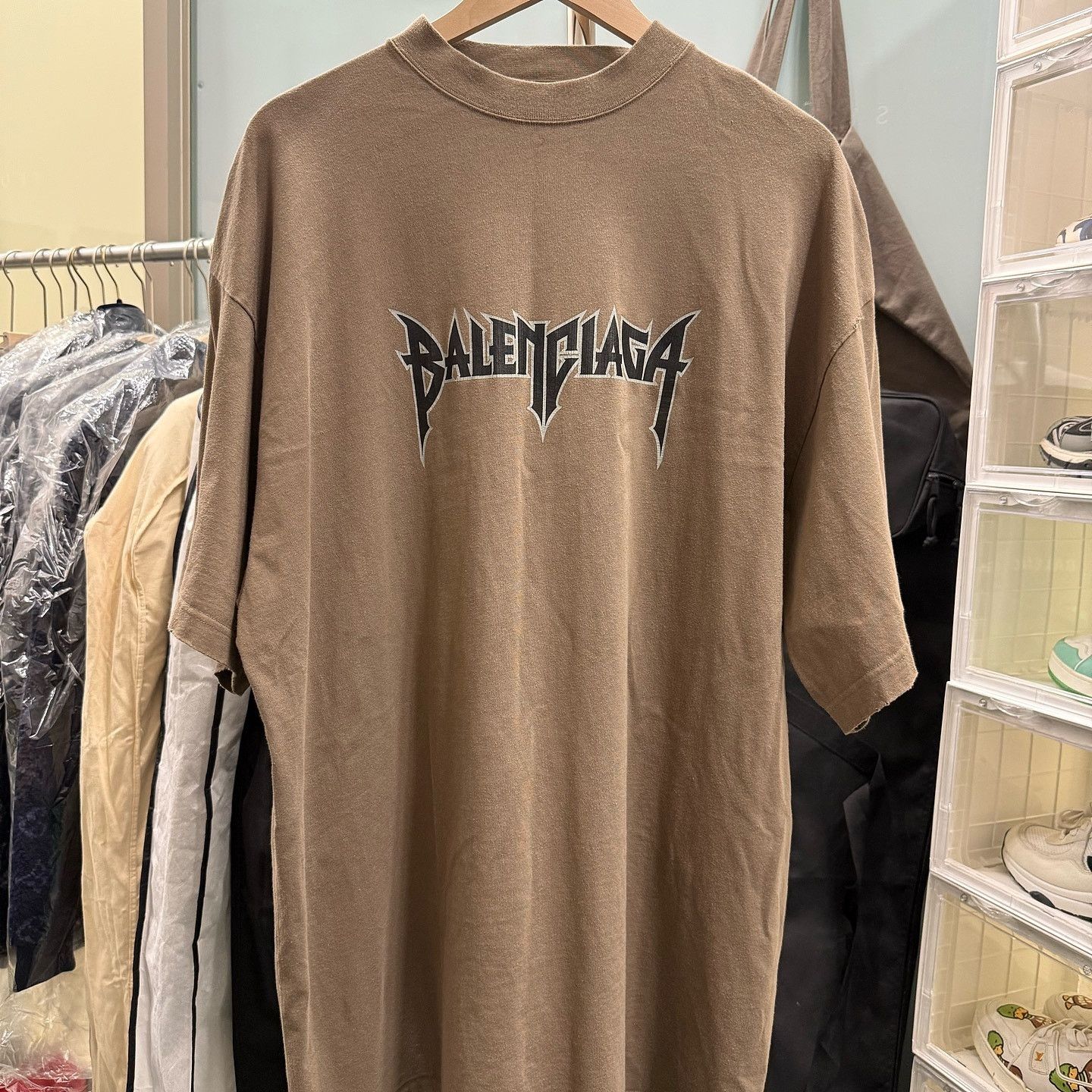 Balenciaga Balenciaga Metal Logo Distressed T-Shirt Brown Size 3 Size US L / EU 52-54 / 3 - 1 Thumbnail