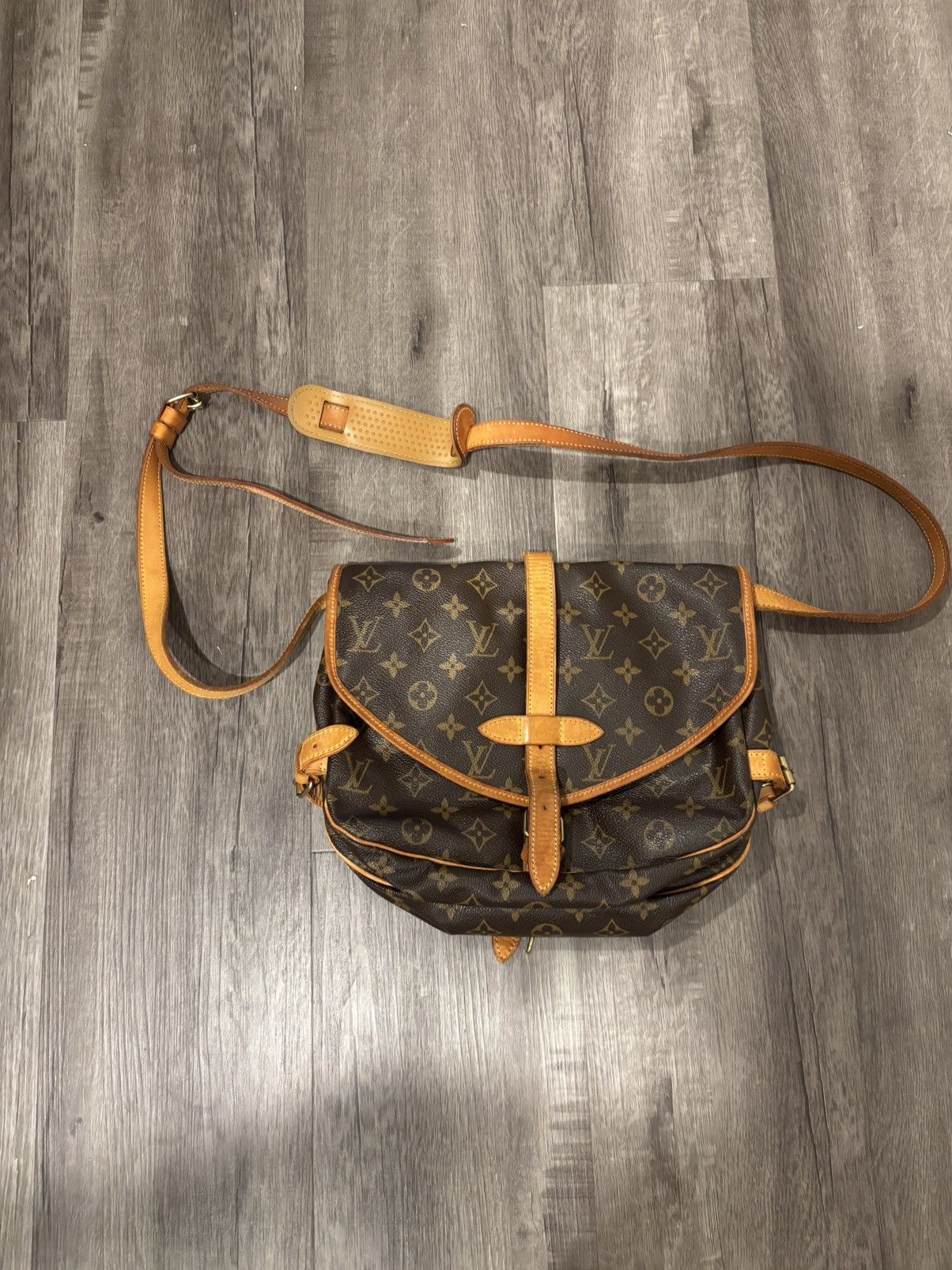 Louis Vuitton Louis vuitton saumur leather crossbody bag Size ONE SIZE - 1 Thumbnail