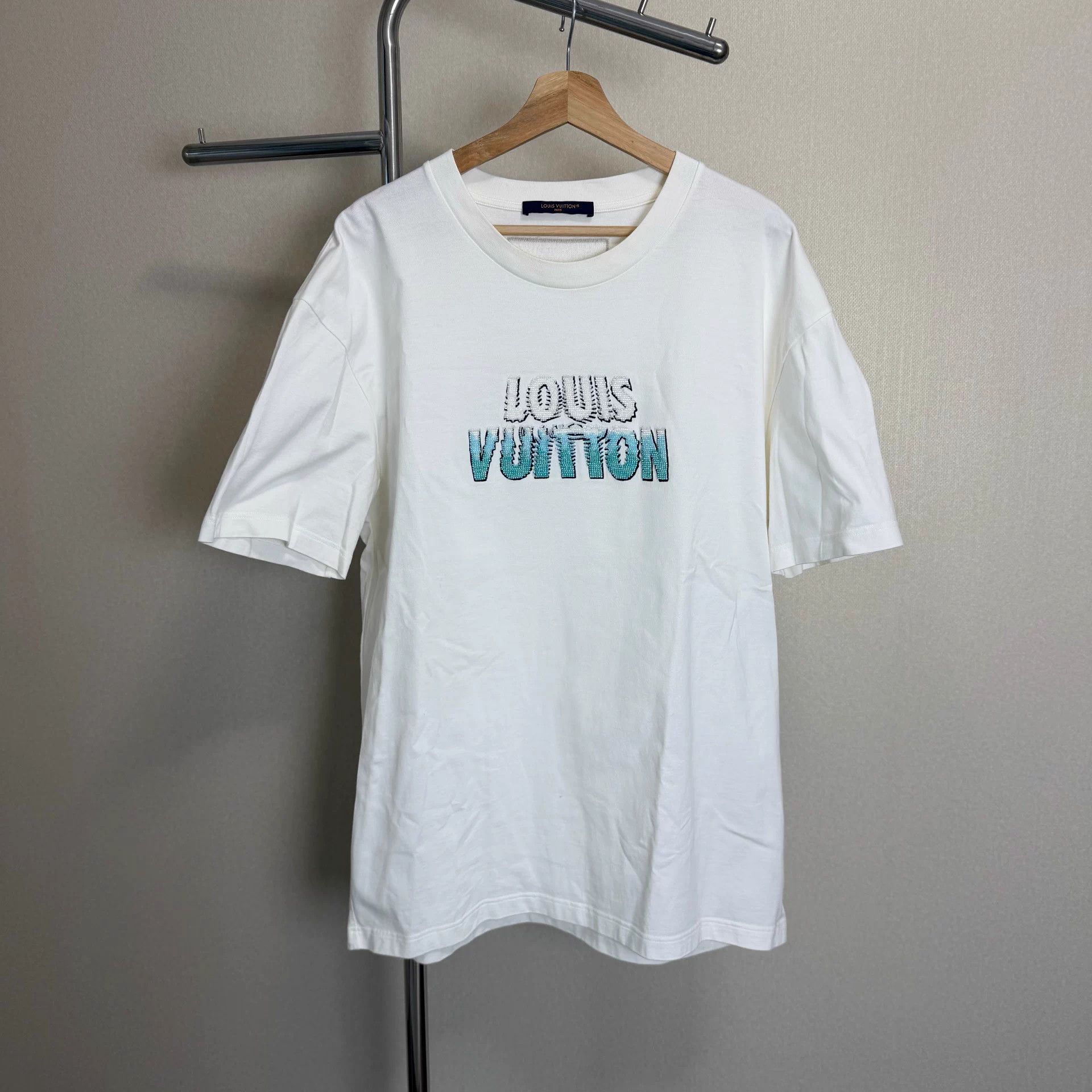 Louis Vuitton LOUIS VUITTON SS23 beaded letter men's white tee Size US XXL / EU 58 / 5 - 1 Thumbnail
