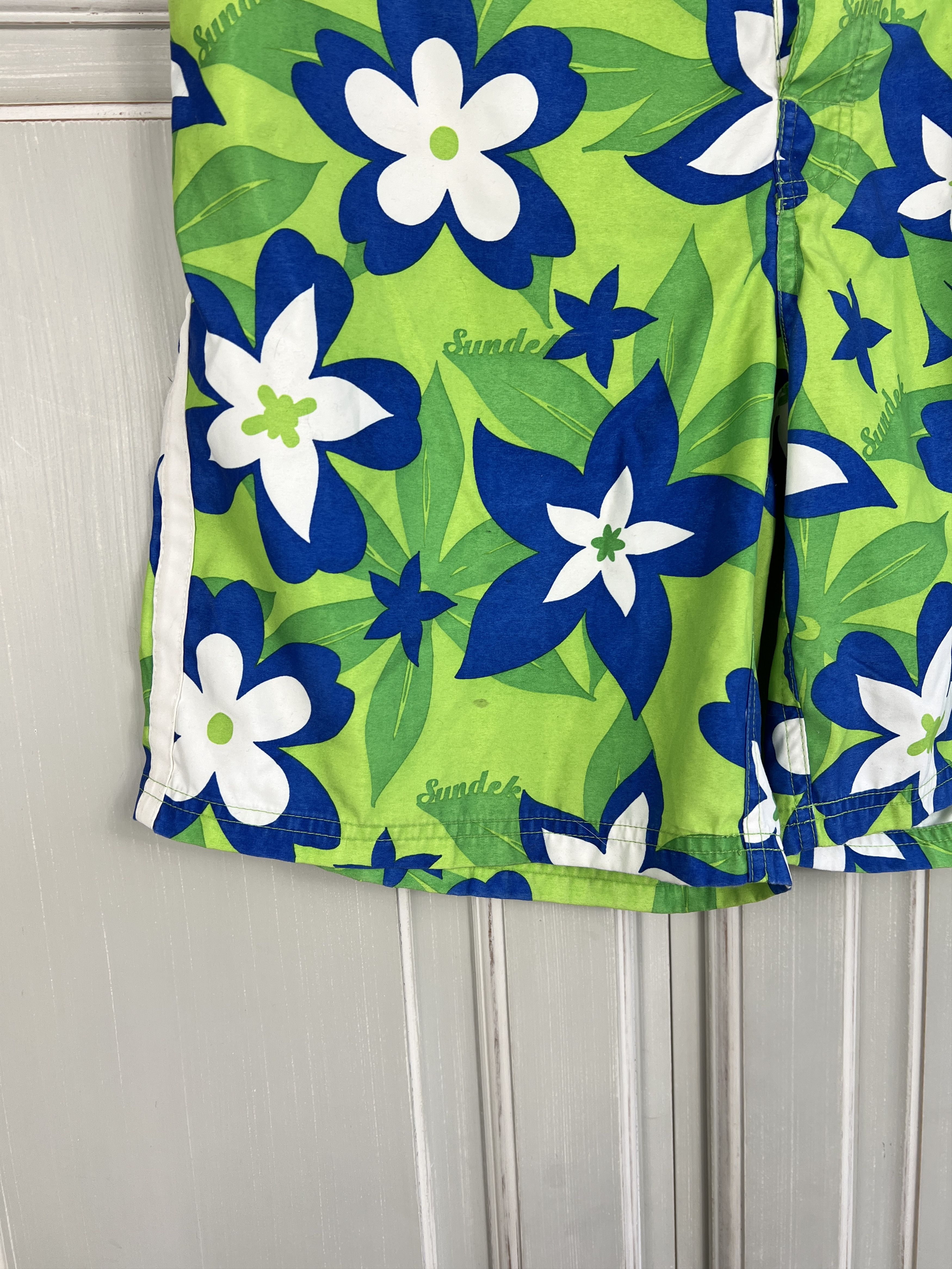 Sundek SUNDEK 34 BEATCH BOARD SHORTS FLOWERS Size US 34 / EU 50 - 2 Thumbnail