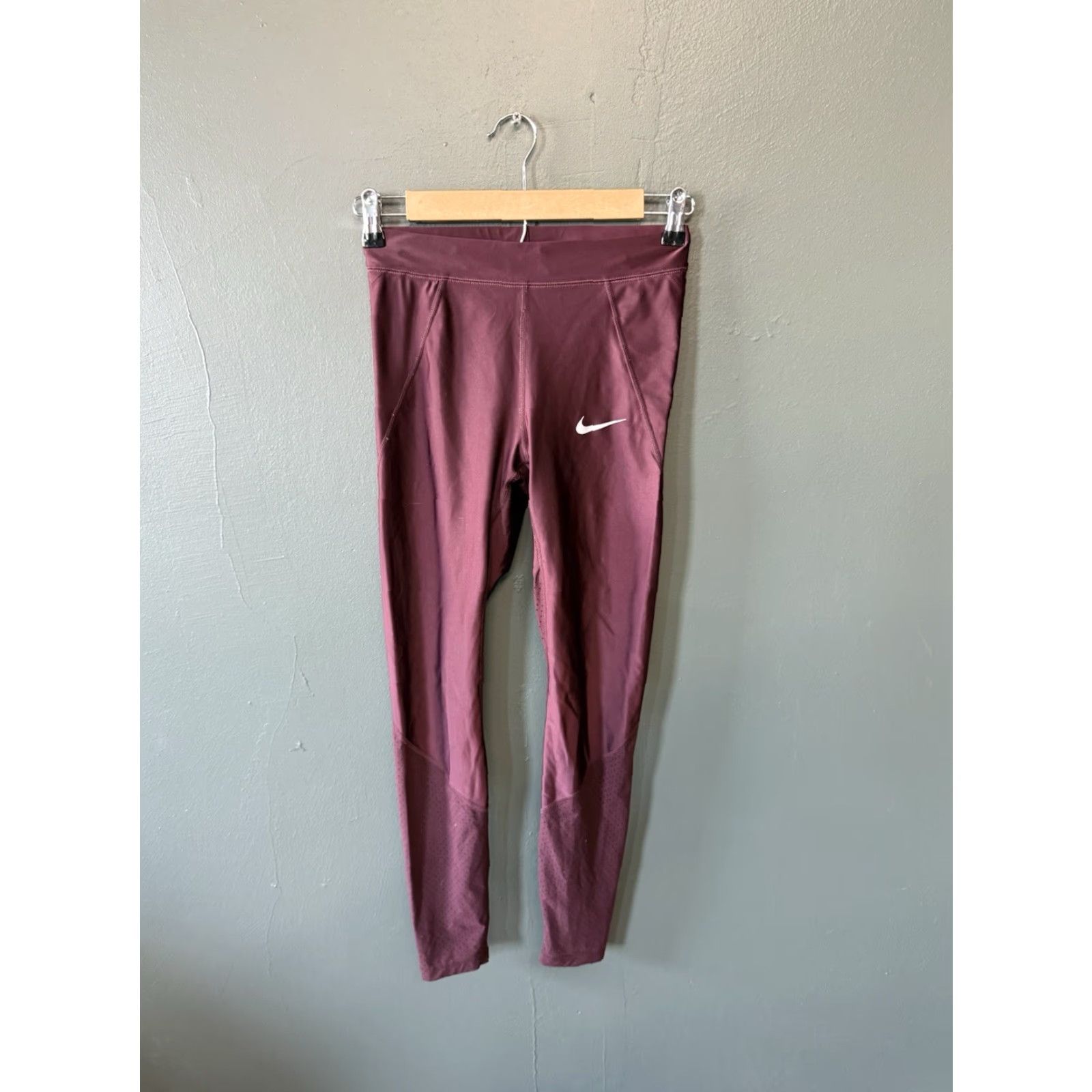 Nike Nike Womens Cropped Leggings Sportswear Red XS Size Cropped Athletic Compression Pants 891013-652 Womens Slim Fit Activewear 24in inseam XS Size 26" / US 2 / IT 38 - 2 Thumbnail
