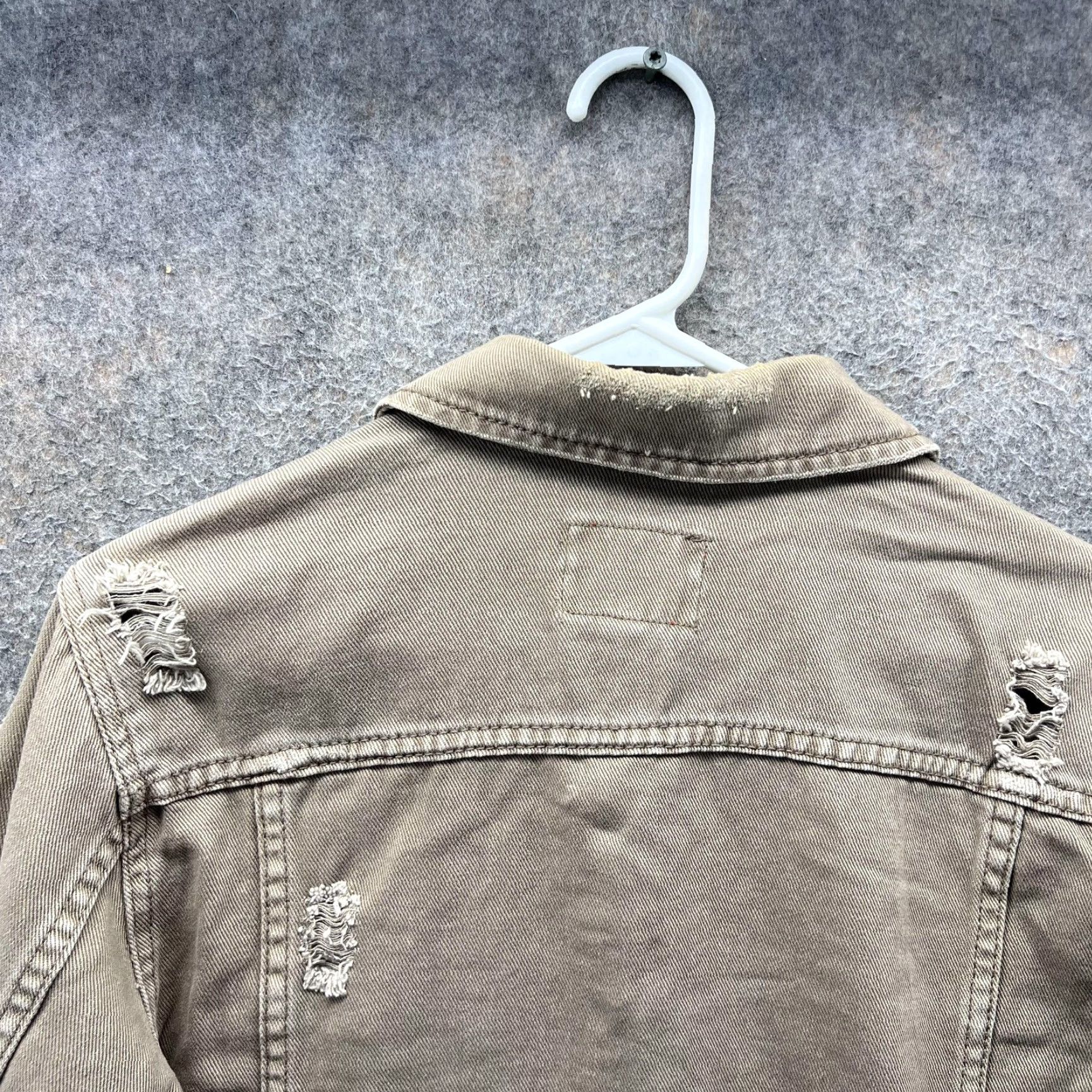 Guess VINTAGE? No. Guess Jeans Jacket Womens Medium Beige Distressed Denim Trucker Button Up Size 32" / US 10 / IT 46 - 5 Thumbnail
