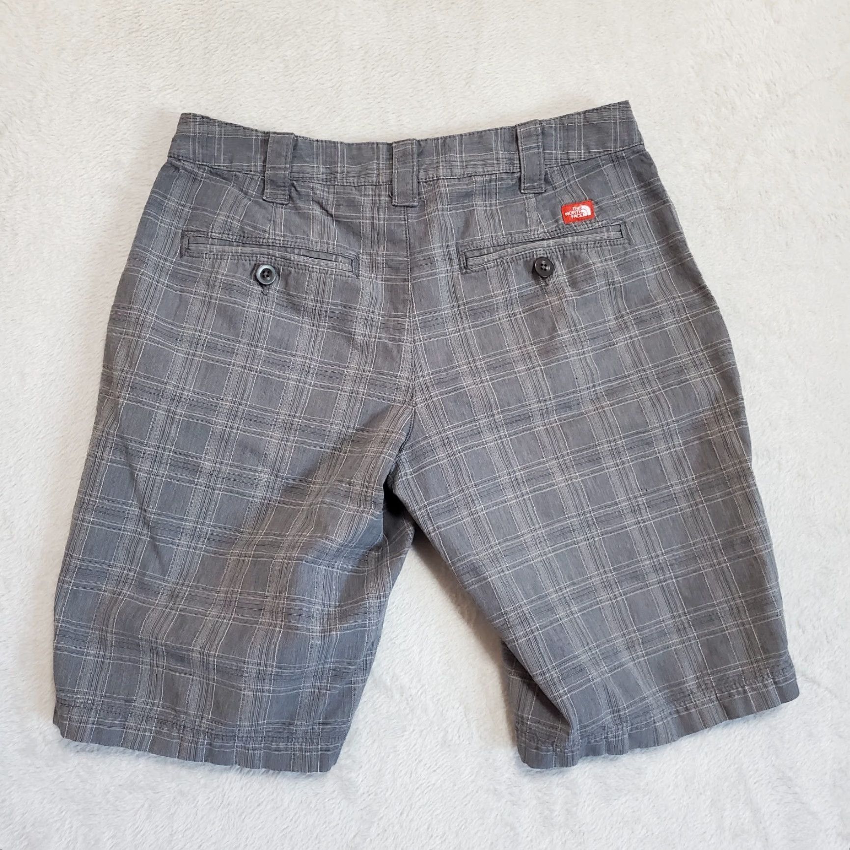 The North Face VINTAGE The North Face Bermuda Shorts Women 8 Gray Plaid 100% Cotton Hiking Camping Size 30" / US 8 / IT 44 - 2 Thumbnail