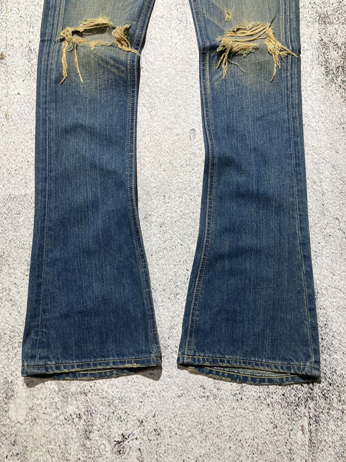 Japanese Brand 🇯🇵 2000s SLY Japan Ripped Bootcut Denim Jeans Pants Blue Wash Size US 26 / EU 42 - 7 Thumbnail