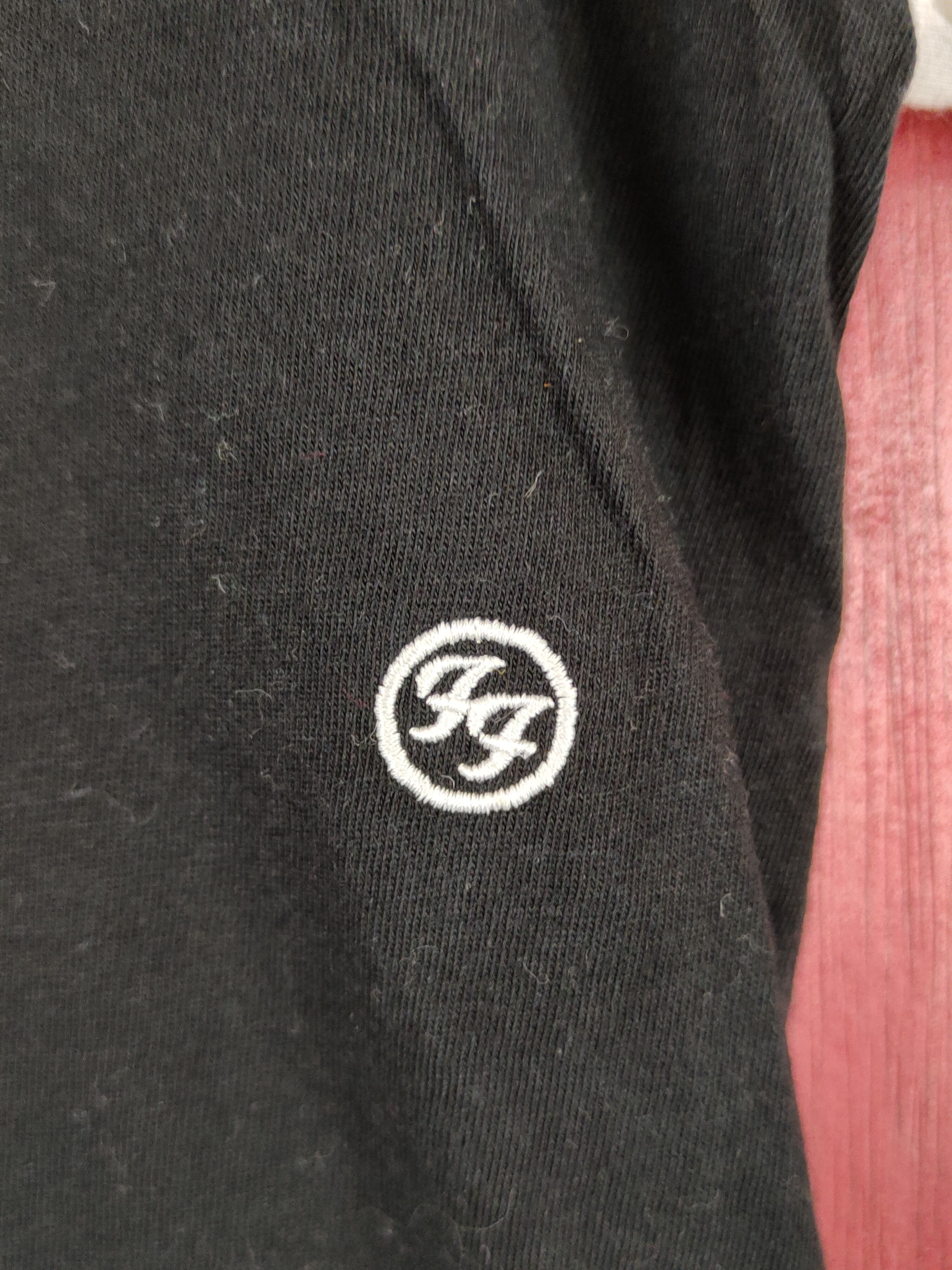 Band Tees Uniqlo X Foo Fighter Sleeve T-shirts #S2302 Size US M / EU 48-50 / 2 - 10 Thumbnail