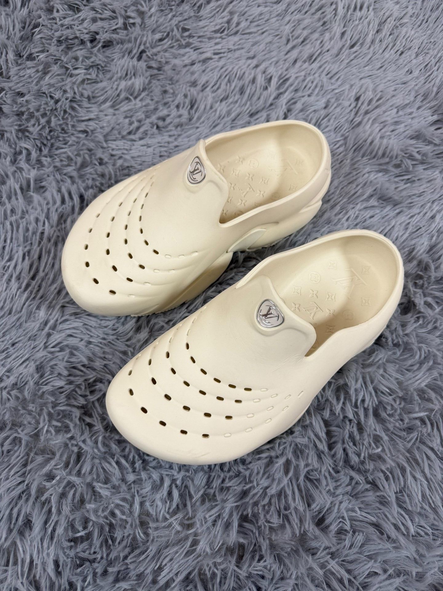 Louis Vuitton Louis Vuitton Shark White Sandals 40 Men Size US 7.5 / EU 40-41 - 1 Thumbnail