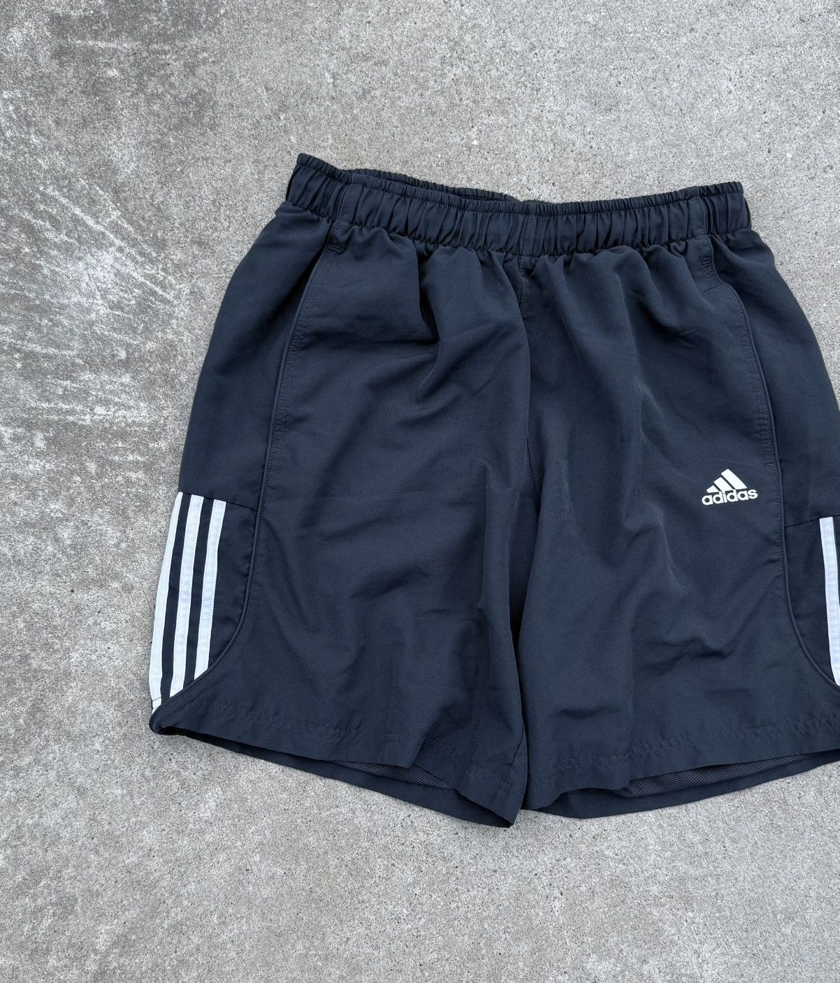 Adidas Vintage adidas Y2K streetwear buggy wide oversized shorts Size US 33 - 2 Thumbnail