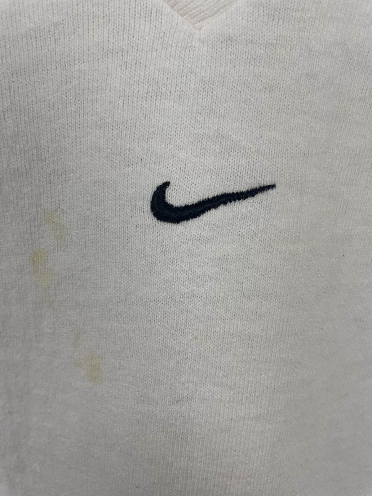 Nike Vintage Nike Center Small Logo Tshirt Size US L / EU 52-54 / 3 - 6 Thumbnail