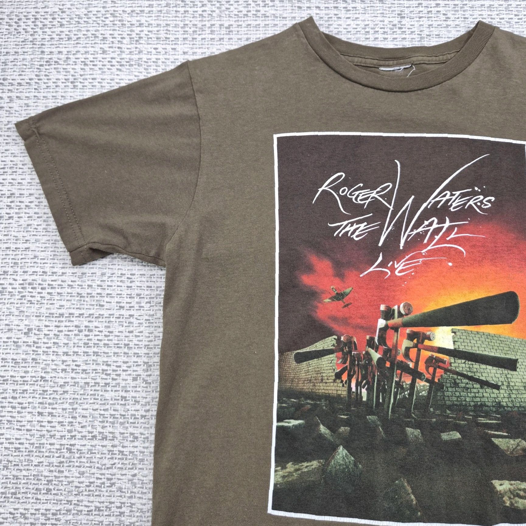 Vintage Roger Waters The Wall Live Shirt Adult S T-Shirt Concert Tour Pink Floyd Graphic Print Crew Neck Short Sleeve Brown Cotton Regular Mens Size US S / EU 44-46 / 1 - 4 Thumbnail