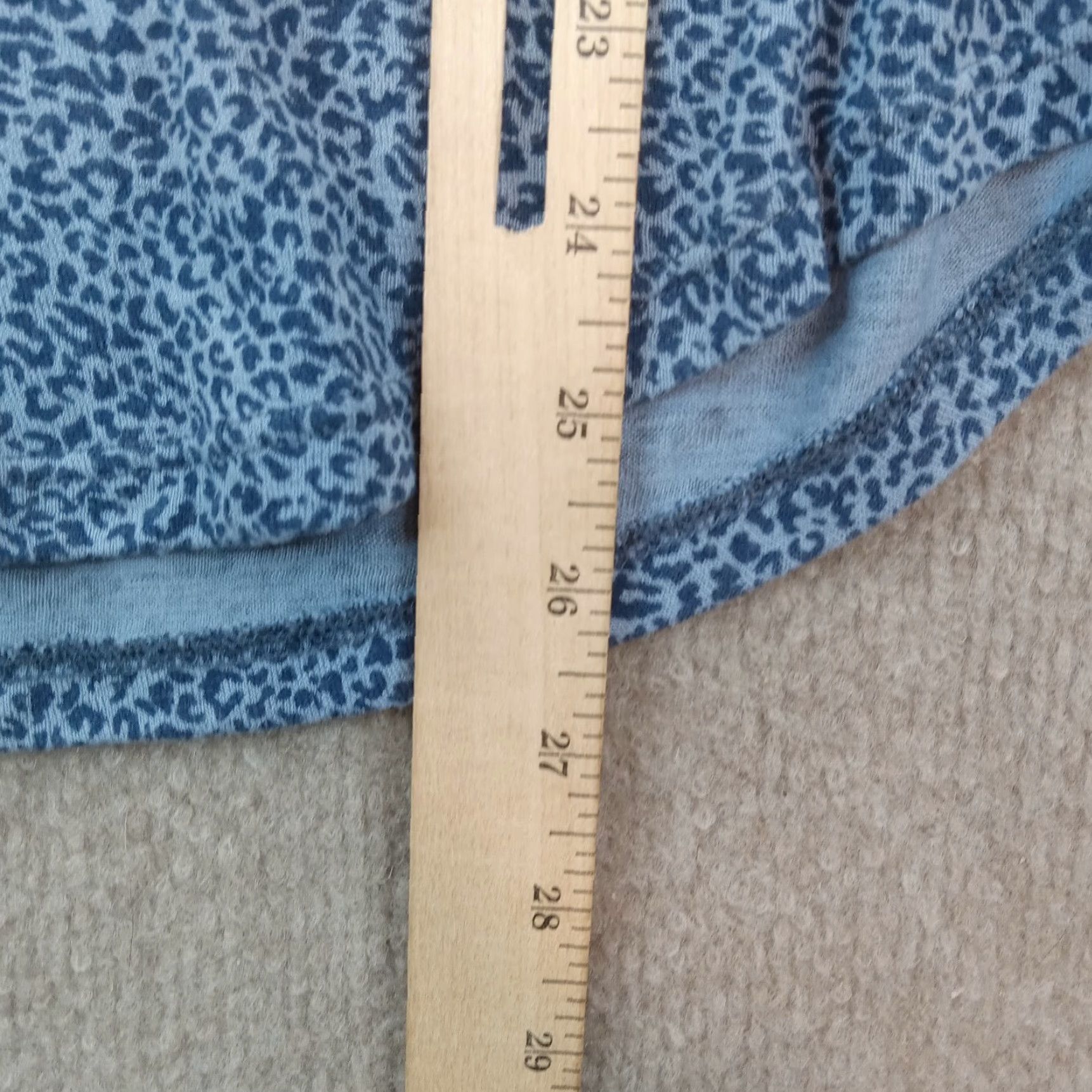 Athleta Athleta Blue Cheetah Print V-Neck Short Sleeve Yoga Shirt Womens Medium Size M / US 6-8 / IT 42-44 - 3 Thumbnail