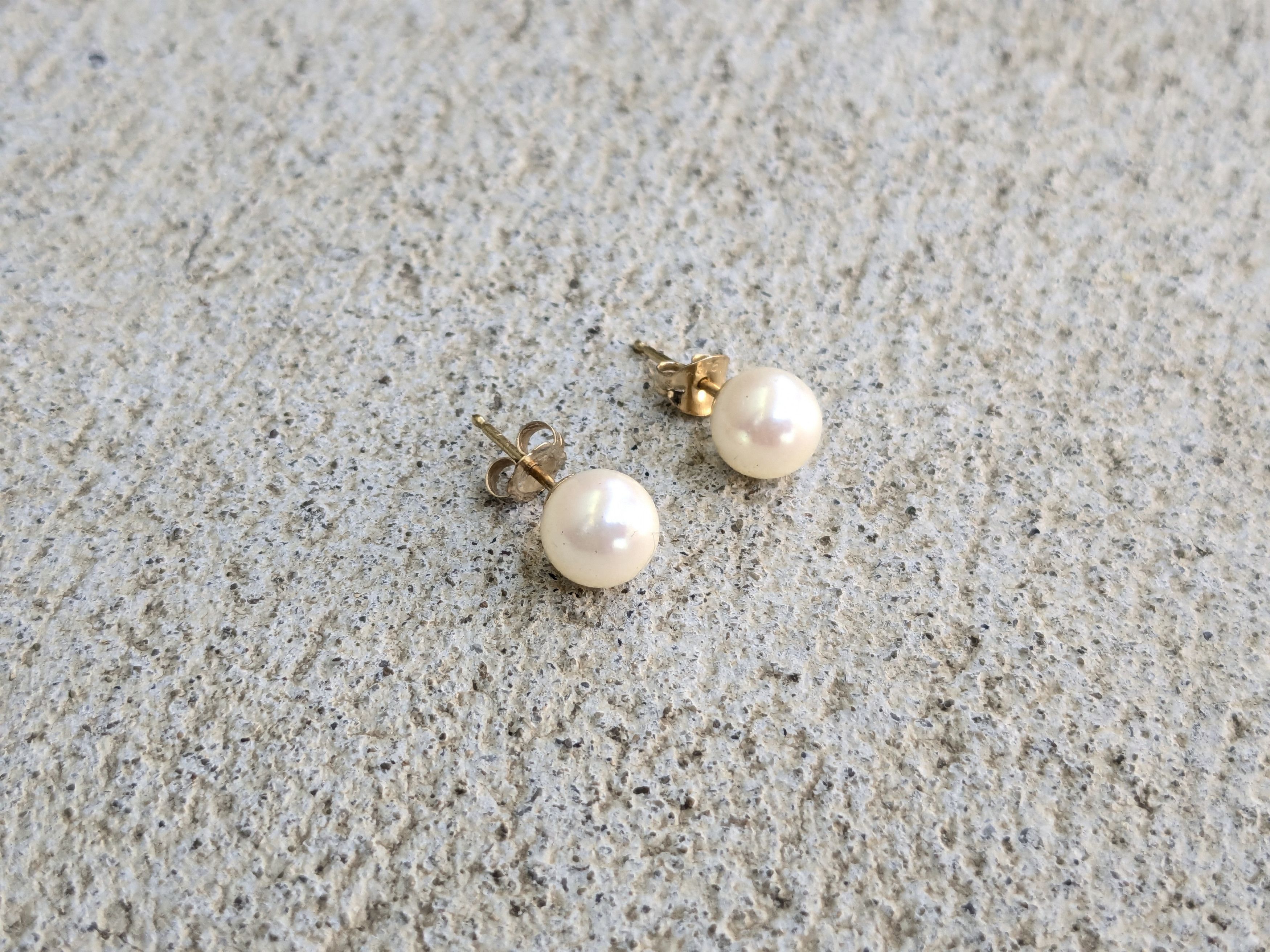 Jewelry × Vintage 9k Yellow Gold Pearl Earrings Studs 9ct Size ONE SIZE - 1 Thumbnail