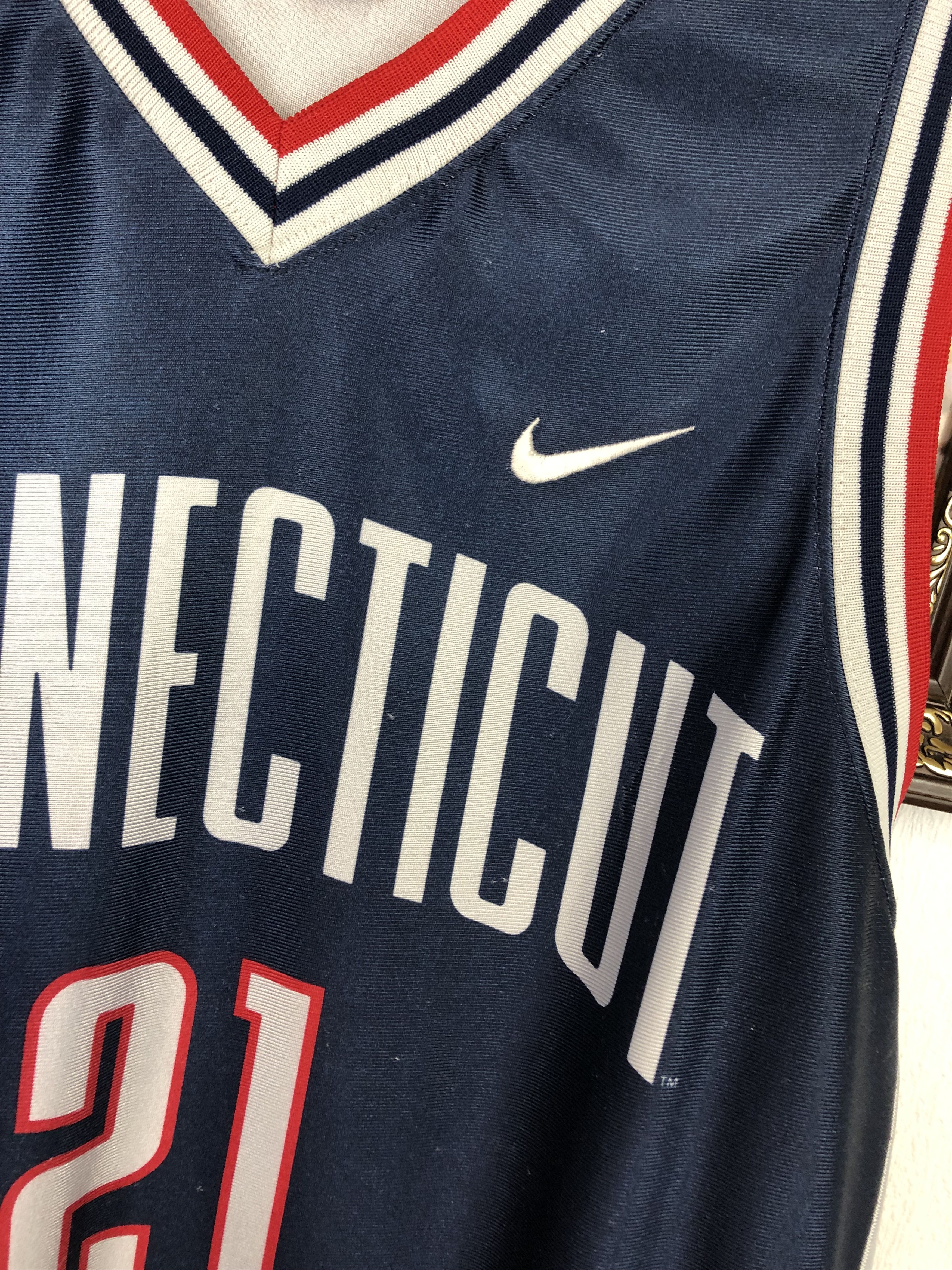 Nike Vintage Connecticut Huskies UCONN Moore NCAA Tee Jersey Size US L / EU 52-54 / 3 - 7 Thumbnail